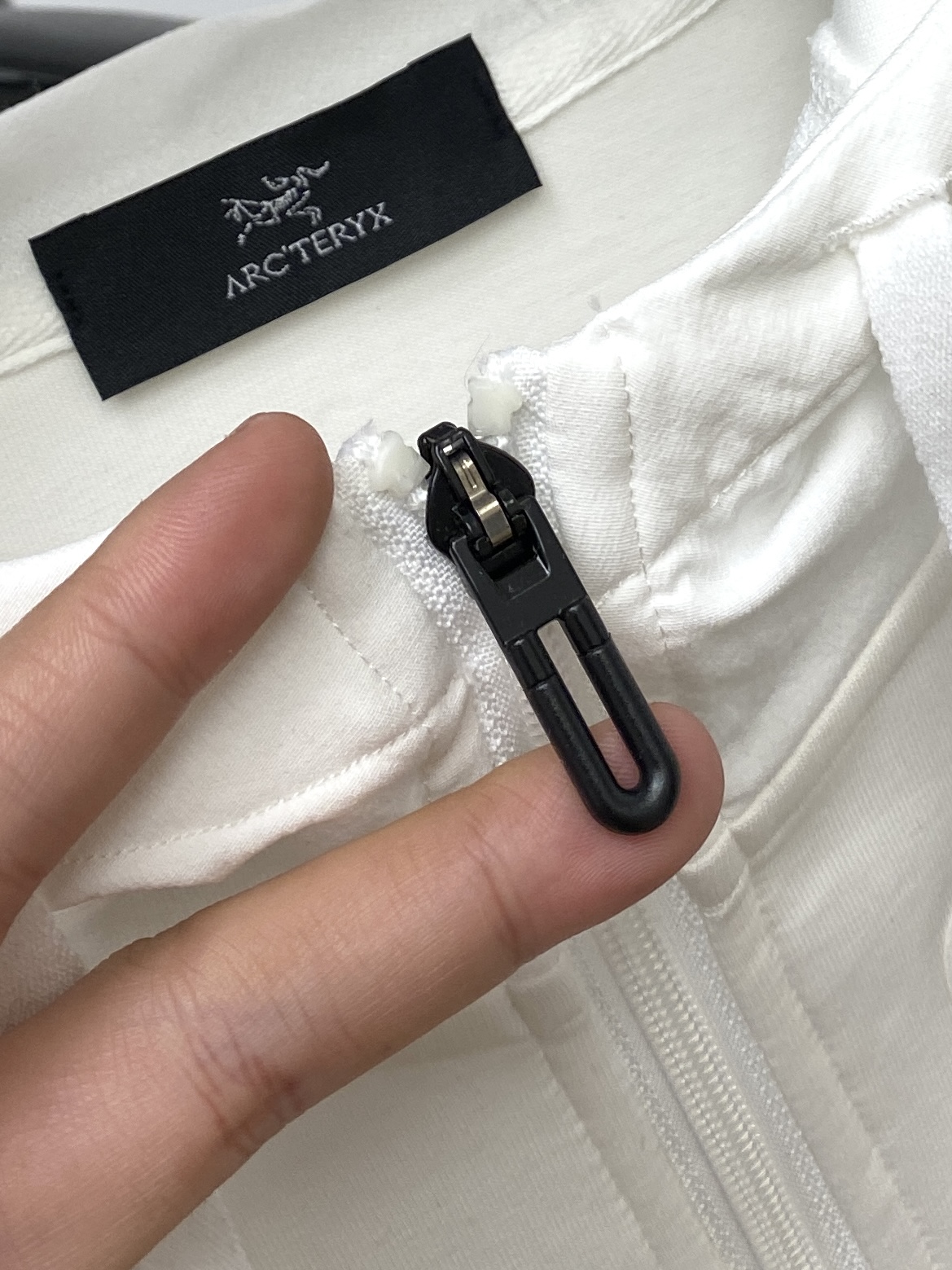 始祖鸟、2025最新款卫衣，帅气时尚，胸前精致刺绣图案logo，简约百搭款。面料棉 不仅挺括，保持潮流的