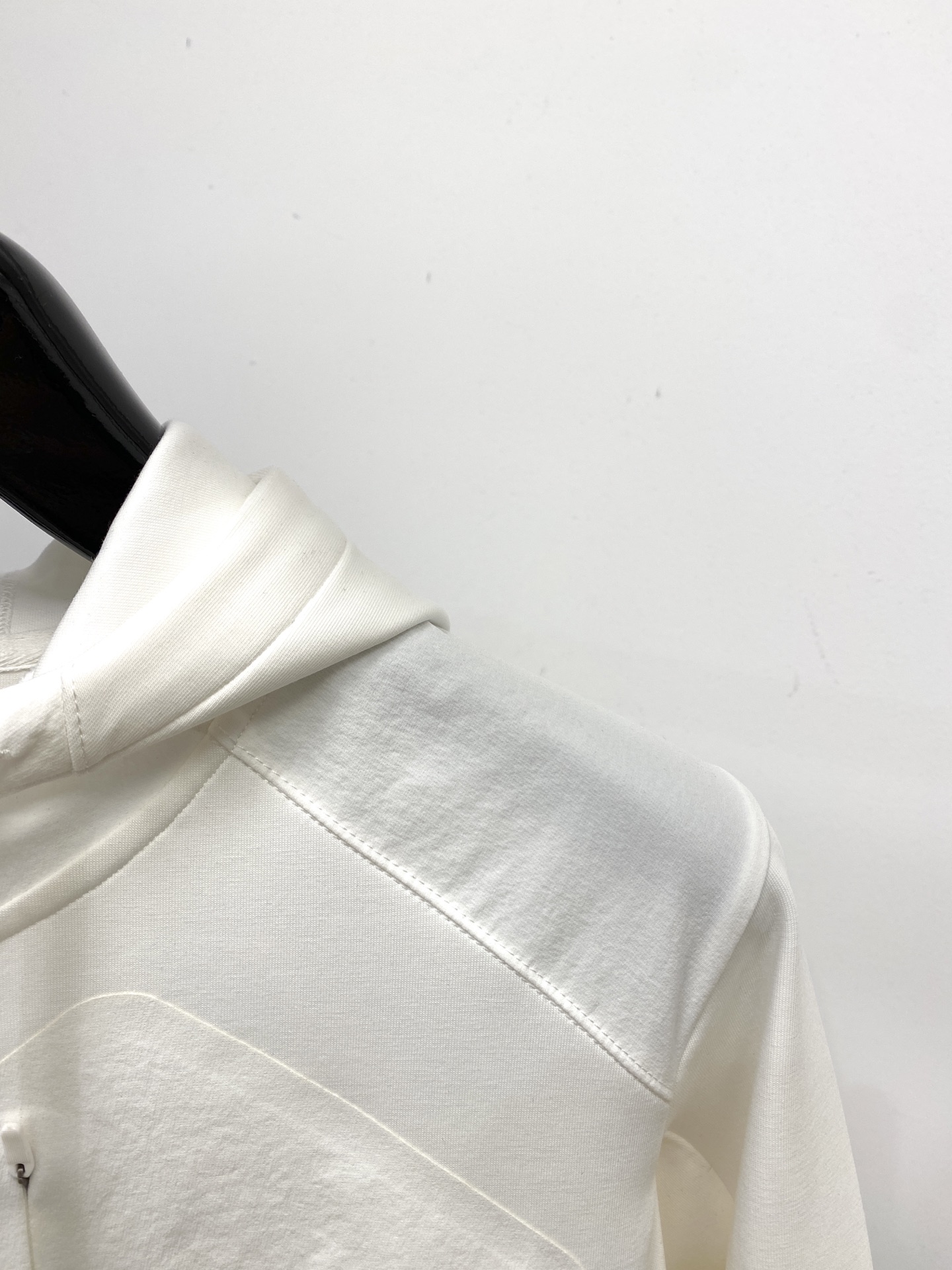 始祖鸟、2025最新款卫衣，帅气时尚，胸前精致刺绣图案logo，简约百搭款。面料棉 不仅挺括，保持潮流的