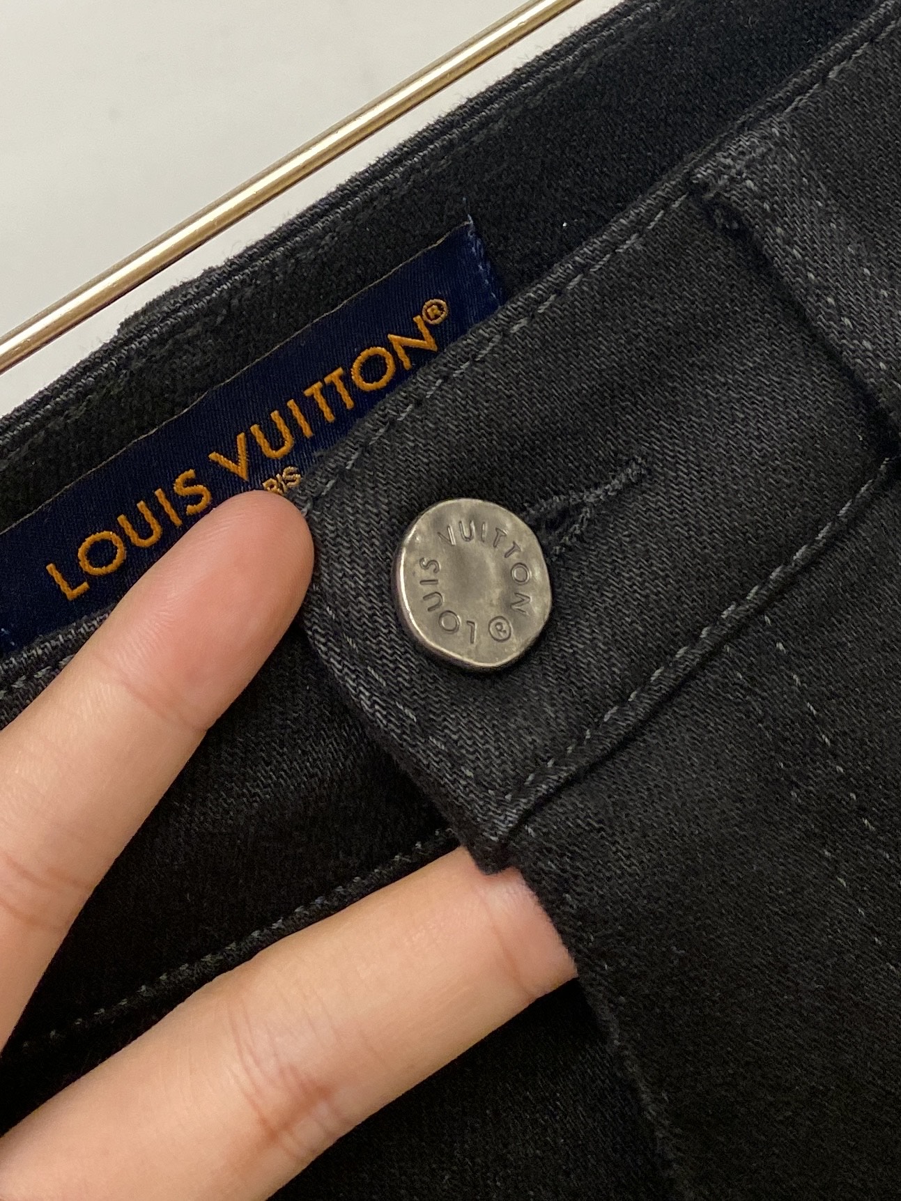 LV、2025最新品，专柜同步有售，原单狠货，水洗休闲牛仔裤，进口原版水洗弹力面料，舒适有弹性，原版五金
