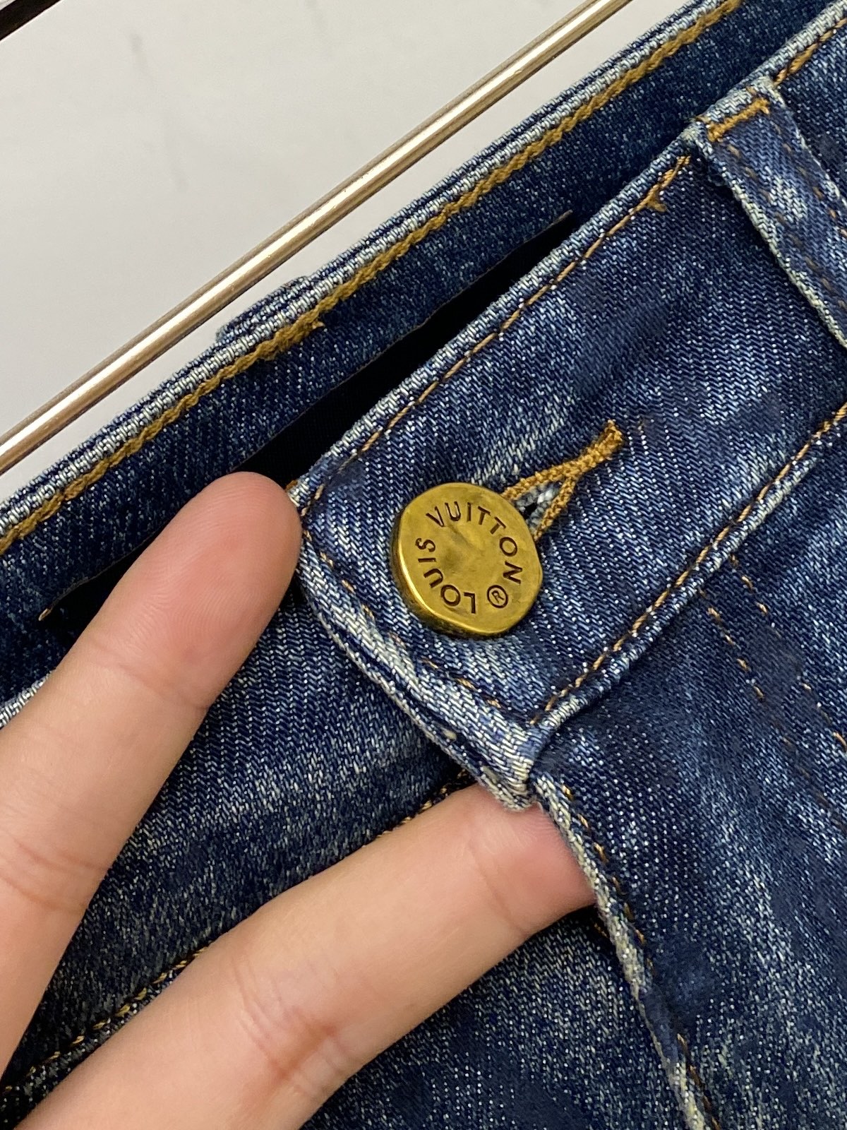 LV、2025最新品，专柜同步有售，原单狠货，水洗休闲牛仔裤，进口原版水洗弹力面料，舒适有弹性，原版五金