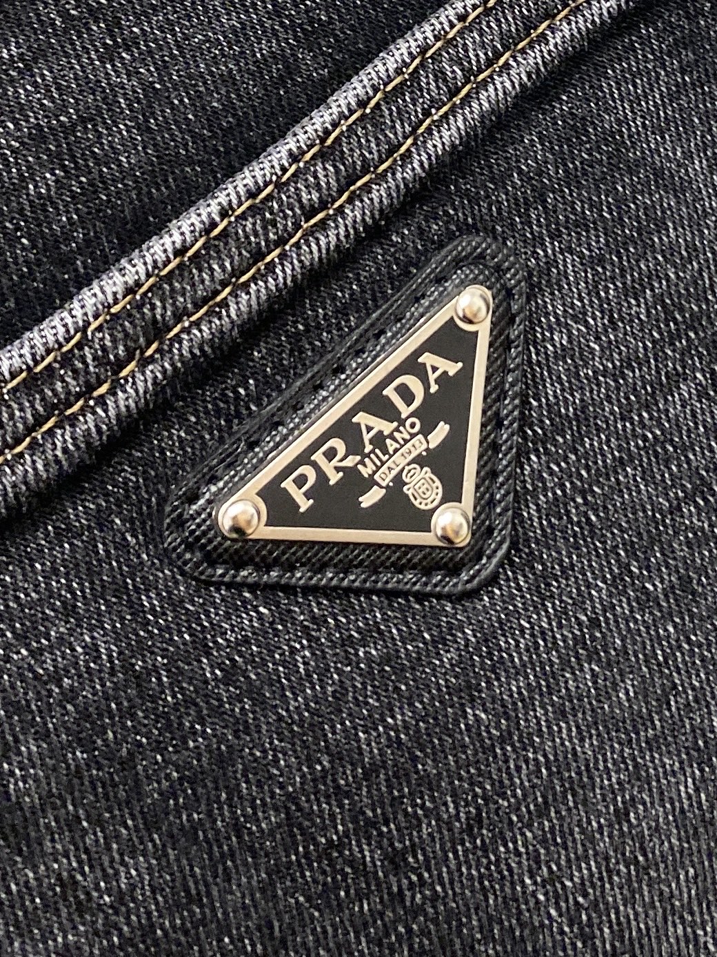普拉达、2025最新品，专柜同步有售，原单狠货，水洗休闲牛仔裤，进口原版水洗弹力面料，舒适有弹性，原版五