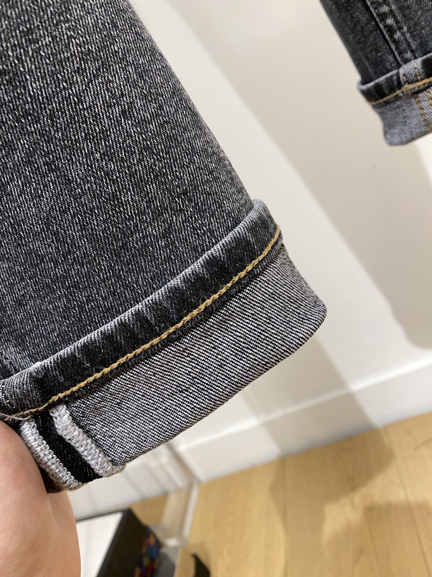 普拉达、2025最新品，专柜同步有售，原单狠货，水洗休闲牛仔裤，进口原版水洗弹力面料，舒适有弹性，原版五