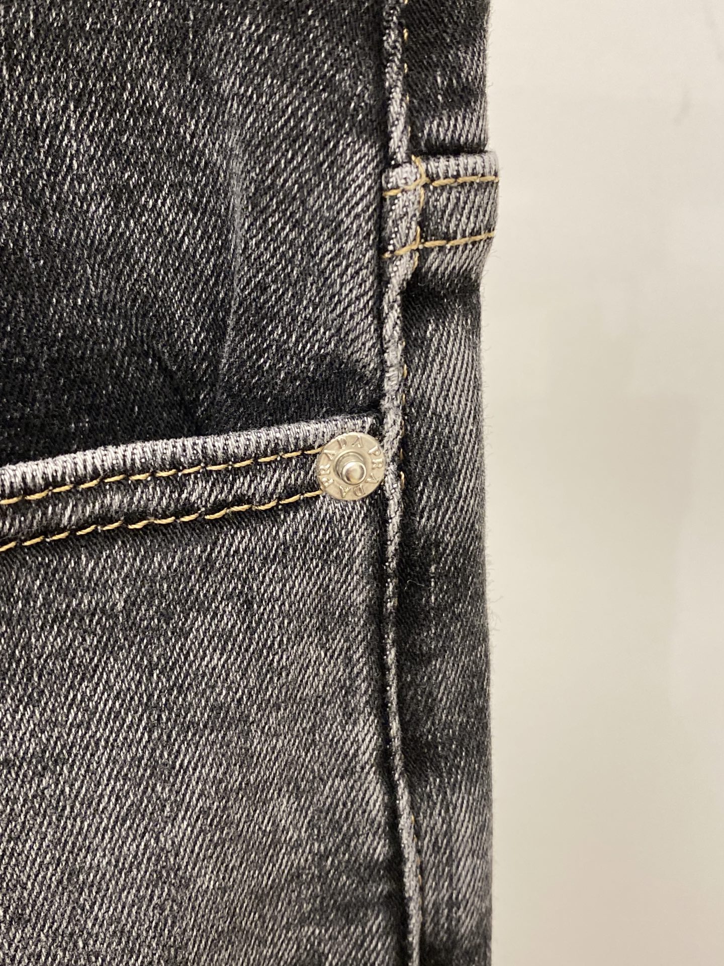 普拉达、2025最新品，专柜同步有售，原单狠货，水洗休闲牛仔裤，进口原版水洗弹力面料，舒适有弹性，原版五