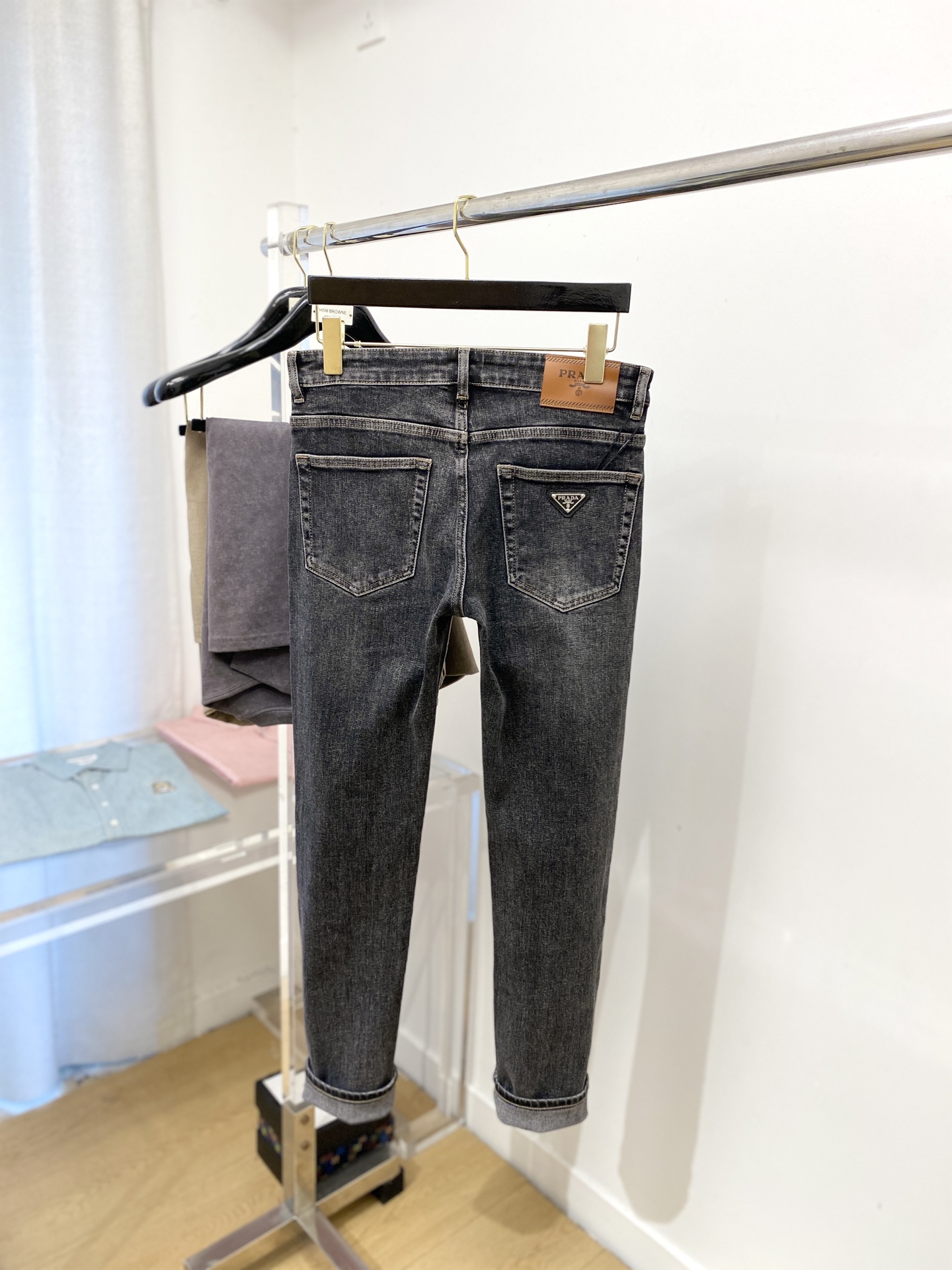 普拉达、2025最新品，专柜同步有售，原单狠货，水洗休闲牛仔裤，进口原版水洗弹力面料，舒适有弹性，原版五
