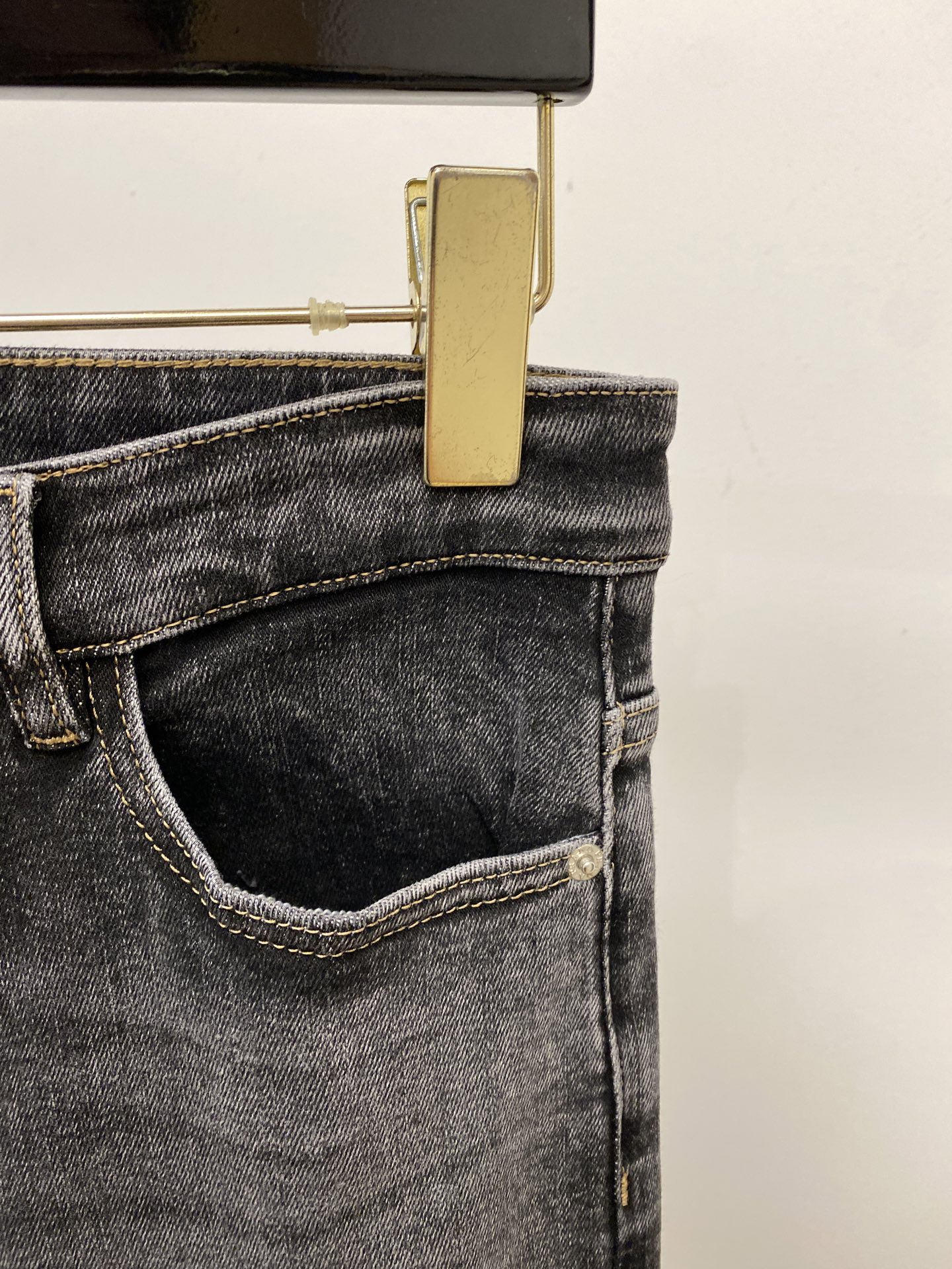 普拉达、2025最新品，专柜同步有售，原单狠货，水洗休闲牛仔裤，进口原版水洗弹力面料，舒适有弹性，原版五