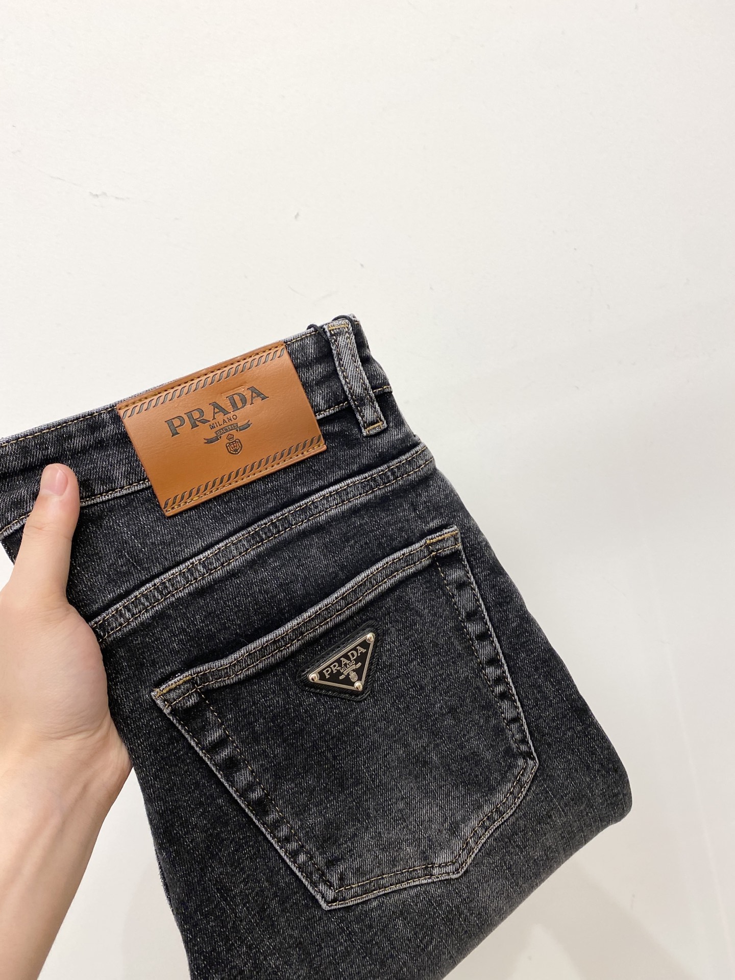 NO:514026,Prada, 2025 latest products, special counters are available at the same time, original singles, washable casual jeans, imported original washable elastic fabric, comfortable and elastic, original hardware and auxiliary decorative logo, super positive style, extremely high grade, counter quality, fashionable and stylish upper body, 29-38, prada, jeans, alexander wang19860909普拉达、2025最新品,专柜同步有售,原单狠货,水洗休闲牛仔裤,进口原版水洗弹力面料,舒适有弹性,原版五金辅料装饰logo,版型超正,档次极高,专柜品质,上身时尚有型,码数29-38,,prada,jeans,alexander wang,Men's clothing