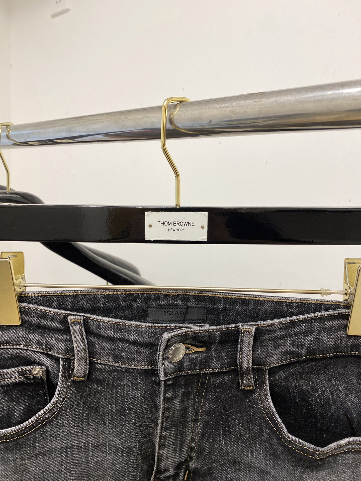 普拉达、2025最新品，专柜同步有售，原单狠货，水洗休闲牛仔裤，进口原版水洗弹力面料，舒适有弹性，原版五