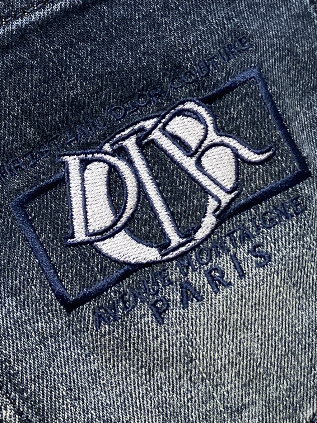 迪奥、2025最新品，专柜同步有售，原单狠货，水洗休闲牛仔裤，进口原版水洗弹力面料，舒适有弹性，原版五金