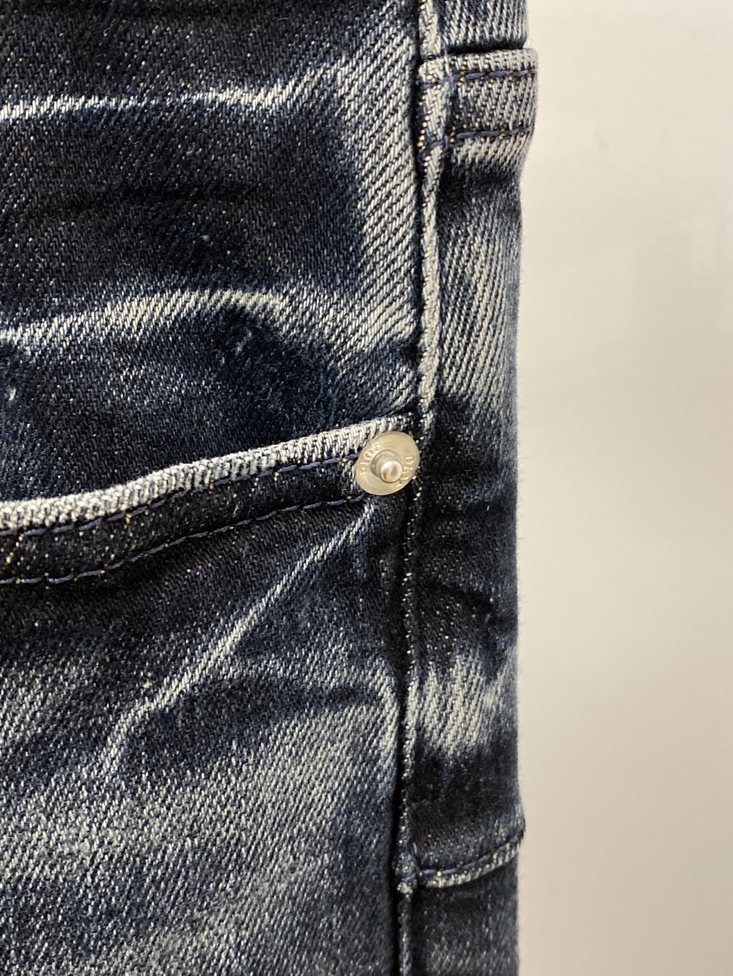 迪奥、2025最新品，专柜同步有售，原单狠货，水洗休闲牛仔裤，进口原版水洗弹力面料，舒适有弹性，原版五金