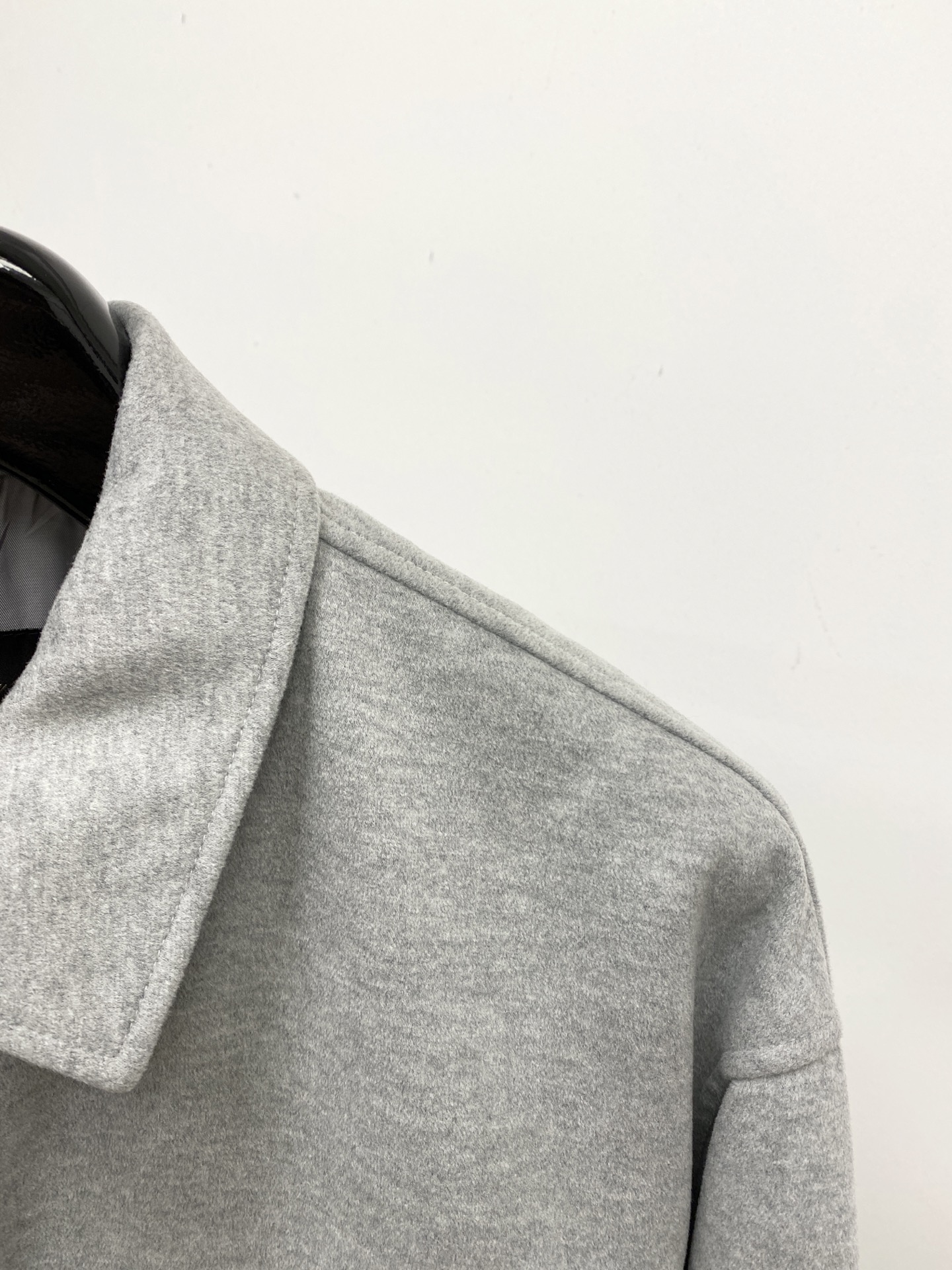 lP🆕、2025新品夹克外套，时尚帅气，简约百搭款，原版五金辅料logo，定制原版面料，不仅挺括，保持潮