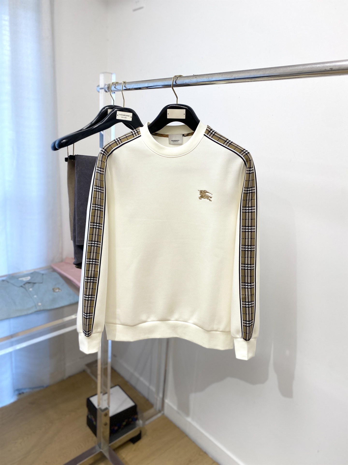 NO:516565,Burberry, the latest sweatshirt in 2025, handsome and fashionable, exquisite embroidered pattern logo on the chest, simple and versatile style. The fabric cotton is not only crisp, maintains the trendy silhouette, and is comfortable to wear, and the yarn is more delicate, the number M-3XL, burberry, hoodie, sweatshirts, alexander wang19860909巴宝莉、2025最新款卫衣,帅气时尚,胸前精致刺绣图案logo,简约百搭款.面料棉 不仅挺括,保持潮流的廓形,又穿着舒适,纱织更细腻,码数M-3XL,,burberry,hoodie,sweatshirts,alexander wang,Men's clothing