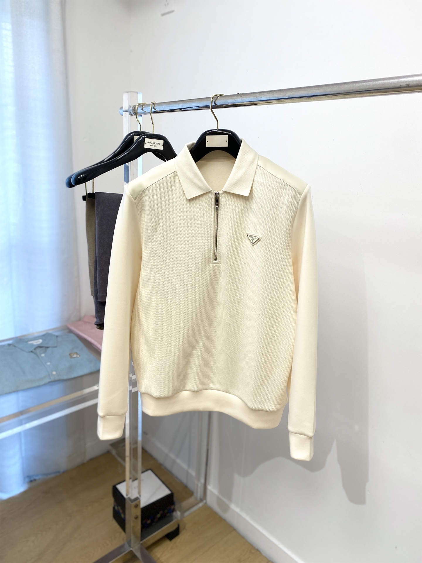 NO:516568,Prada, the latest sweatshirts in 2025, handsome and fashionable, chest hardware decorative triangle logo logo, simple and versatile style. Fabric cotton is not only crisp, maintains a fashionable silhouette, and is comfortable to wear, and the yarn is more delicate, the number M-3XL, prada, hoodie, sweatshirts, alexander wang19860909普拉达、2025最新款卫衣,帅气时尚,胸前五金装饰三角标logo,简约百搭款.面料棉 不仅挺括,保持潮流的廓形,又穿着舒适,纱织更细腻,码数M-3XL,,prada,hoodie,sweatshirts,alexander wang,Men's clothing