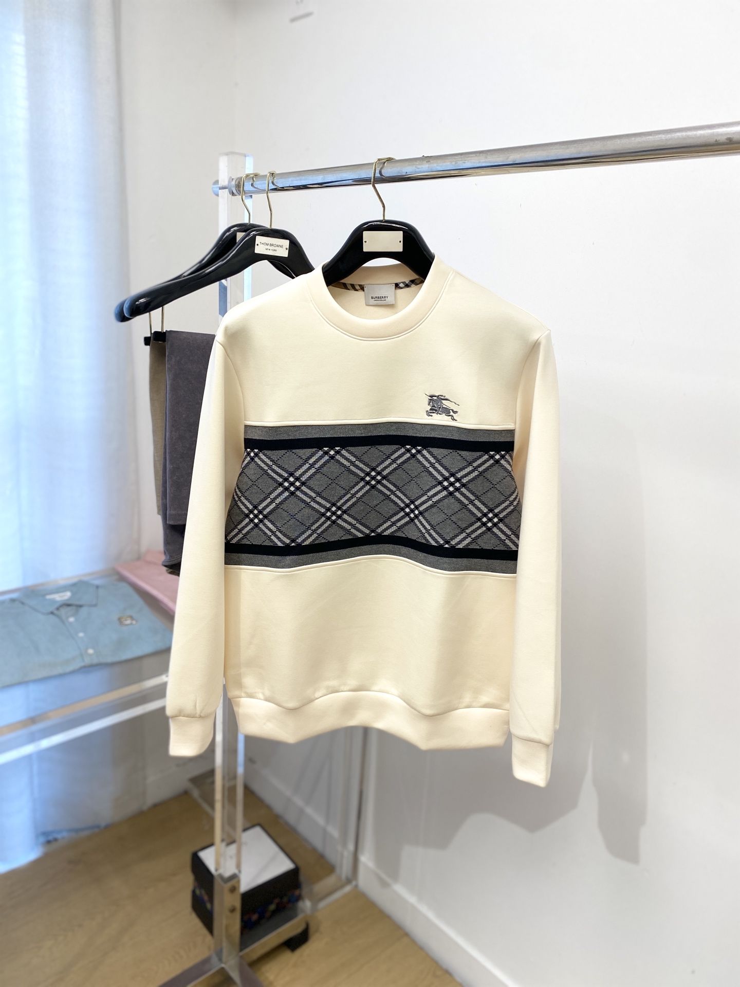 NO:516574,Burberry, the latest sweatshirt in 2025, handsome and fashionable, exquisite embroidered pattern logo on the chest, simple and versatile style. The fabric cotton is not only crisp, maintains the trendy silhouette, and is comfortable to wear, and the yarn is more delicate, the number M-3XL, burberry, hoodie, sweatshirts, alexander wang19860909巴宝莉、2025最新款卫衣,帅气时尚,胸前精致刺绣图案logo,简约百搭款.面料棉 不仅挺括,保持潮流的廓形,又穿着舒适,纱织更细腻,码数M-3XL,,burberry,hoodie,sweatshirts,alexander wang,Men's clothing