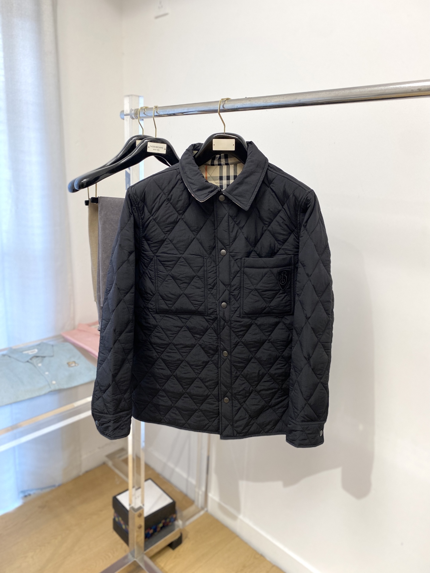 NO:516577,Burberry, 2025 new jacket jacket, fashionable and handsome, simple and versatile style, exquisite embroidered letter logo on the chest, customized original fabric, not only crisp, maintains the trendy silhouette, and is comfortable to wear, and the yarn is more delicate, the number M-3XL, burberry, jackets & coats, jackets & coats, alexander wang19860909巴宝莉、2025新品夹克外套,时尚帅气,简约百搭款,胸前精致刺绣字母logo,定制原版面料,不仅挺括,保持潮流的廓形,又穿着舒适,纱织更细腻,码数M-3XL,,burberry,jackets & coats,jackets & coats,alexander wang,Men's clothing