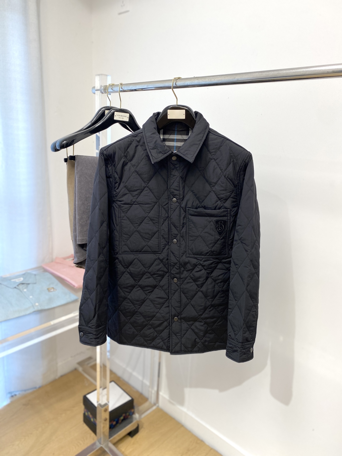 NO:516579,Burberry, 2025 new jacket jacket, fashionable and handsome, simple and versatile style, exquisite embroidered letter logo on the chest, customized original fabric, not only crisp, maintains the trendy silhouette, and is comfortable to wear, and the yarn is more delicate, the number M-3XL, burberry, jackets & coats, jackets & coats, alexander wang19860909巴宝莉、2025新品夹克外套,时尚帅气,简约百搭款,胸前精致刺绣字母logo,定制原版面料,不仅挺括,保持潮流的廓形,又穿着舒适,纱织更细腻,码数M-3XL,,burberry,jackets & coats,jackets & coats,alexander wang,Men's clothing