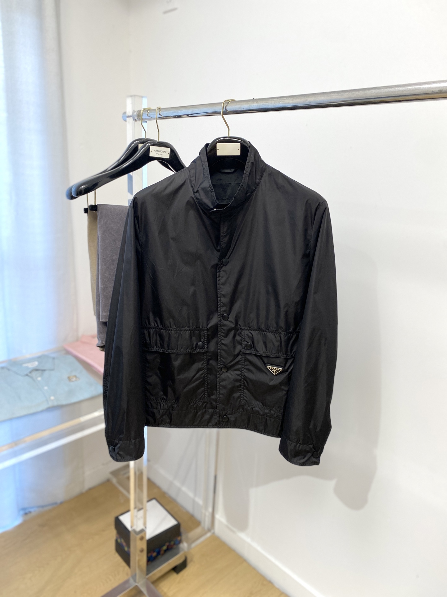 NO:516581,Prada, 2025 new jacket jacket, fashionable and handsome, simple and versatile style, chest hardware decorative triangle logo, customized original fabric, not only crisp, maintains the trendy silhouette, and is comfortable to wear, the yarn weaving is more delicate, the number M-3XL, prada, jackets & coats, jackets & coats, alexander wang19860909普拉达、2025新品夹克外套,时尚帅气,简约百搭款,胸前五金装饰三角标logo,定制原版面料,不仅挺括,保持潮流的廓形,又穿着舒适,纱织更细腻,码数M-3XL,,prada,jackets & coats,jackets & coats,alexander wang,Men's clothing