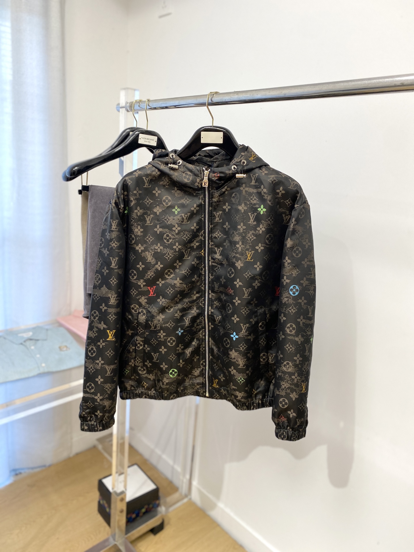 NO:516583,Louis Vuitton, 2025 new jacket jacket, fashionable and handsome, simple and versatile, top digital positioning and fixed pattern letter logo, customized original fabric, not only crisp, maintains the trendy silhouette, and is comfortable to wear, and the yarn is more delicate, code number M-3XL, louis vuitton, jackets & coats, jackets & coats, alexander wang19860909路易威登、2025新品夹克外套,时尚帅气,简约百搭款,顶级数码定位定织图案字母logo,定制原版面料,不仅挺括,保持潮流的廓形,又穿着舒适,纱织更细腻,码数M-3XL,,louis vuitton,jackets & coats,jackets & coats,alexander wang,Men's clothing