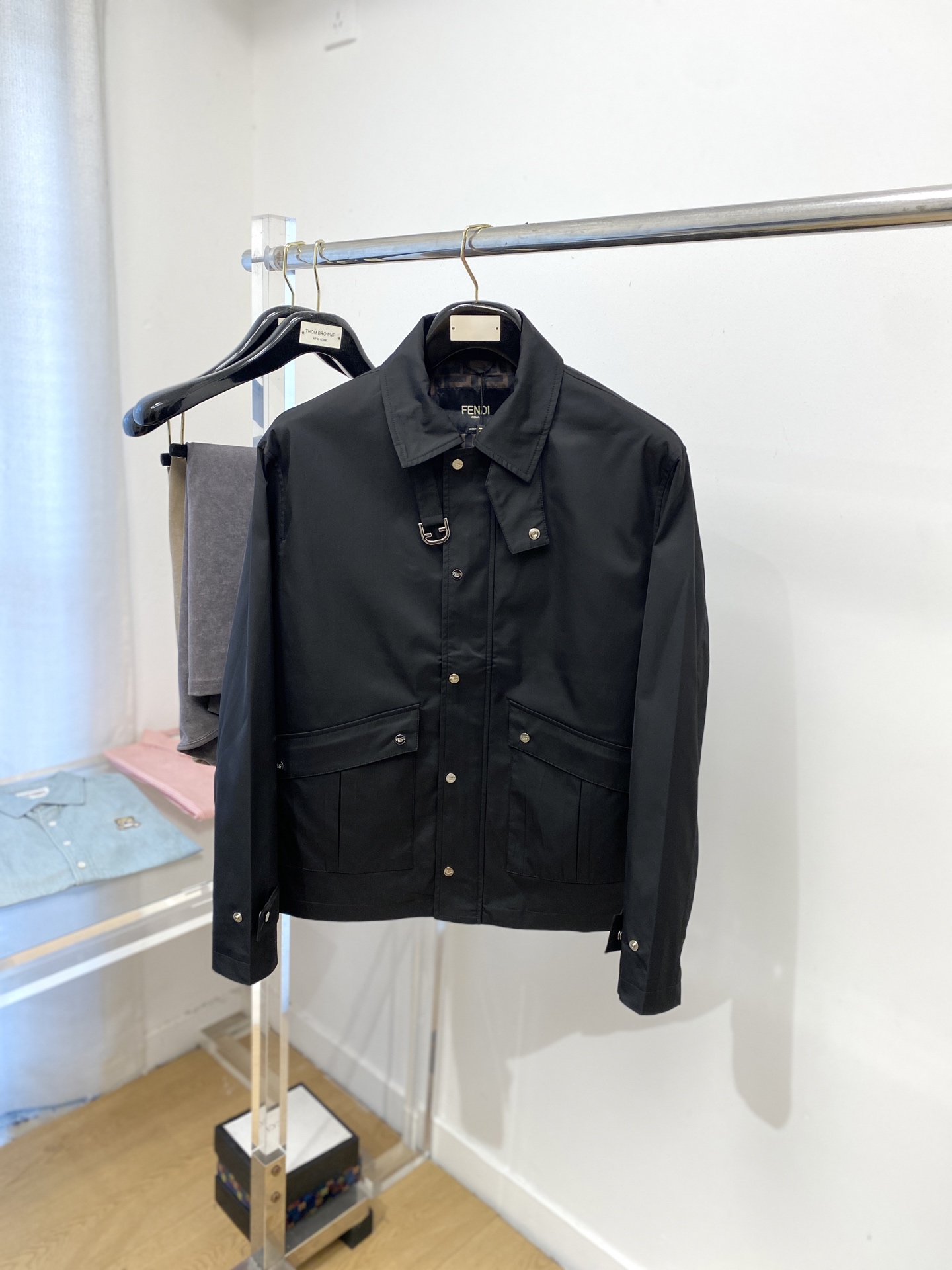 NO:516585,Fendi, 2025 new jacket jacket, fashionable and handsome, simple and versatile, original hardware and accessories logo, customized original fabric, not only crisp, maintains the trendy silhouette, and is comfortable to wear, and the yarn weaving is more delicate, the number M-3XL, fendi, jackets & coats, jackets & coats, alexander wang19860909芬迪、2025新品夹克外套,时尚帅气,简约百搭款,原版五金辅料logo,定制原版面料,不仅挺括,保持潮流的廓形,又穿着舒适,纱织更细腻,码数M-3XL,,fendi,jackets & coats,jackets & coats,alexander wang,Men's clothing