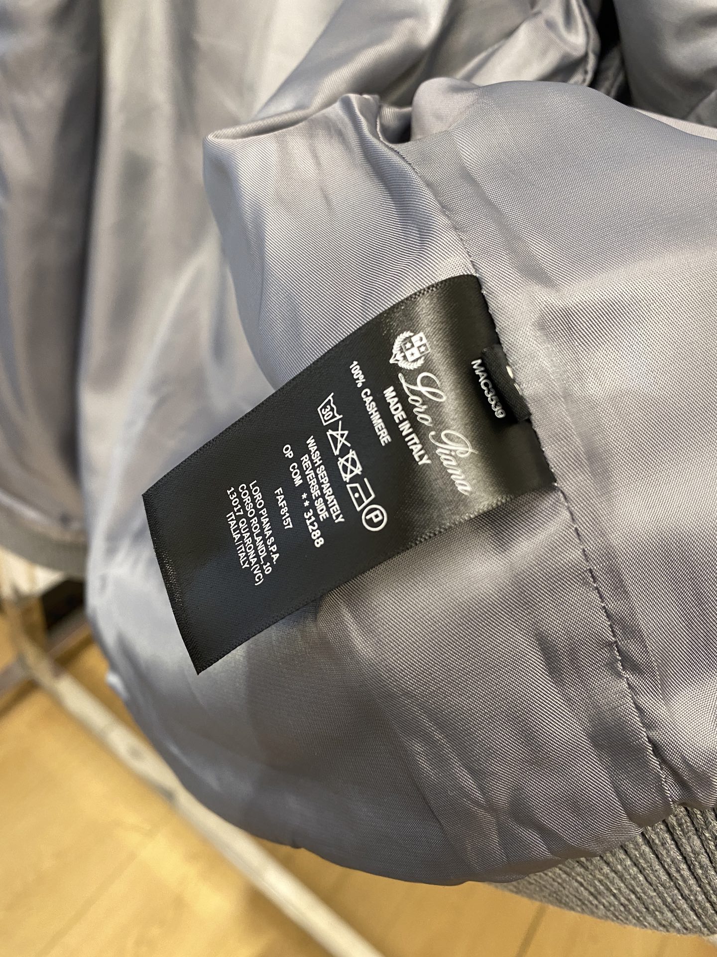 lP🆕、2025新品夹克外套，时尚帅气，简约百搭款，原版五金辅料logo，定制原版面料，不仅挺括，保持潮