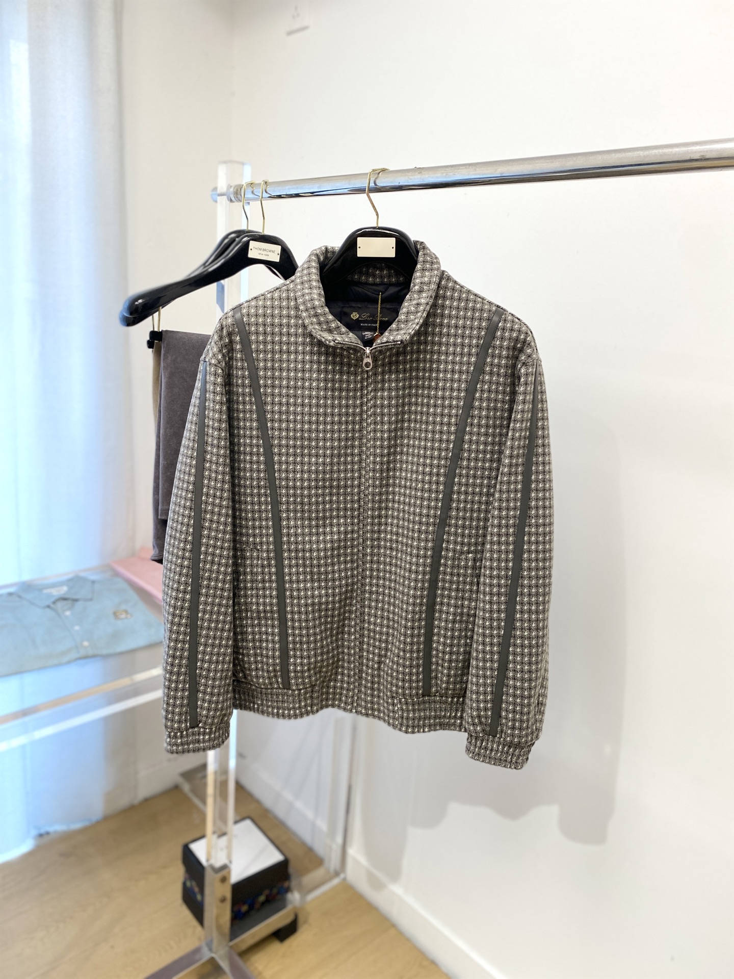 NO:572137,LP, 2025 new jackets, fashionable and handsome, simple and versatile, original hardware logo, customized original fabrics, not only crisp and trendy silhouette, but also comfortable to wear, more delicate yarn weaving, size M-3XL,,loro piana,jackets & coats,jackets & coats,alexander wang19860909LP、2025新品夹克外套,时尚帅气,简约百搭款,原版五金辅料logo,定制原版面料,不仅挺括,保持潮流的廓形,又穿着舒适,纱织更细腻,码数M-3XL,,loro piana,jackets & coats,jackets & coats,alexander wang,Men's clothing