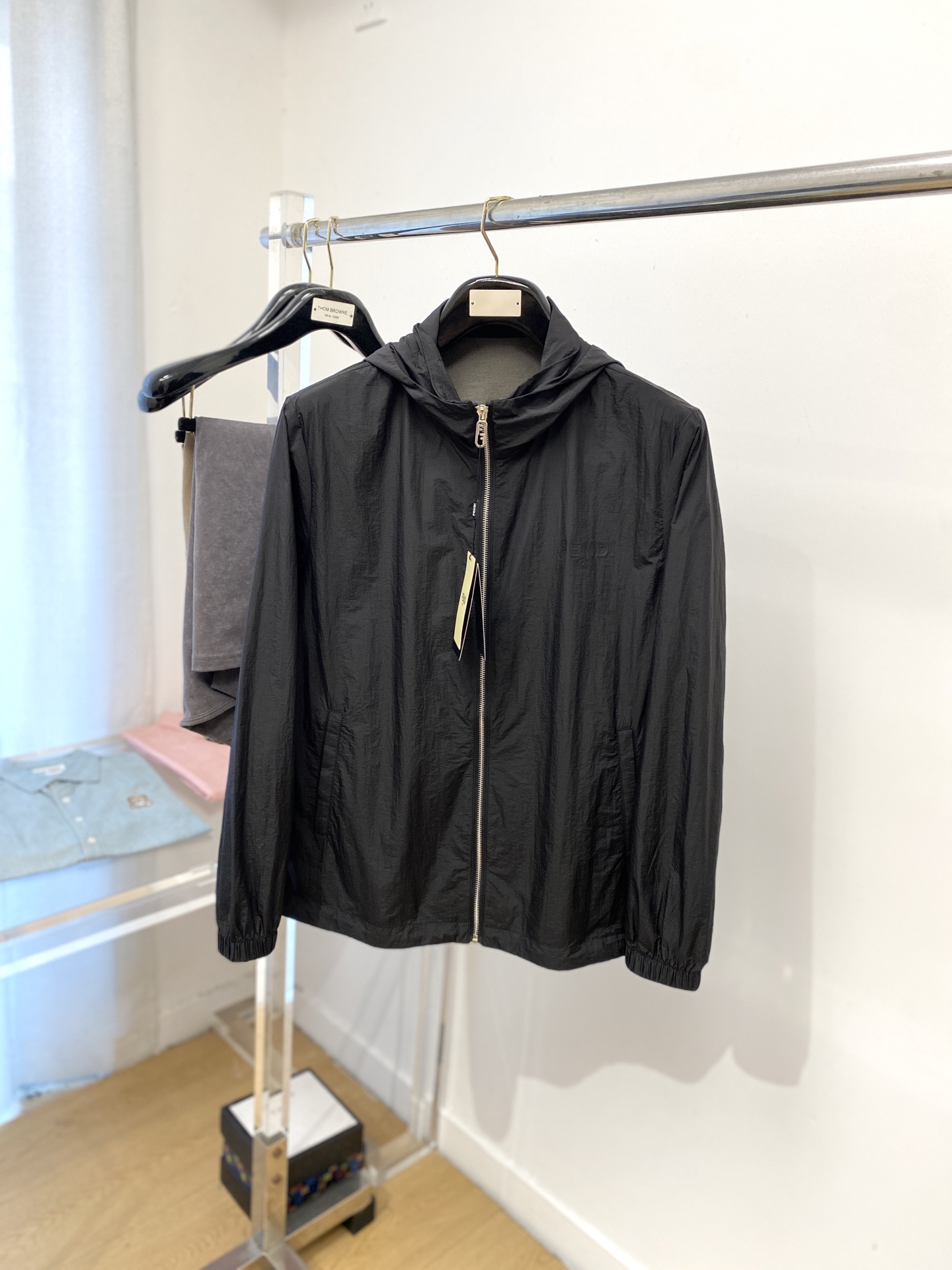 NO:516582,Fendi, 2025 new jacket jacket, fashionable and handsome, simple and versatile style, top-grade printed letter logo on the chest, customized original fabric, not only crisp, maintains the trendy silhouette, and is comfortable to wear, the yarn weaving is more delicate, the number M-4XL, fendi, jackets & coats, jackets & coats, alexander wang19860909芬迪、2025新品夹克外套,时尚帅气,简约百搭款,胸前顶级印胶字母logo,定制原版面料,不仅挺括,保持潮流的廓形,又穿着舒适,纱织更细腻,码数M-4XL,,fendi,jackets & coats,jackets & coats,alexander wang,Men's clothing