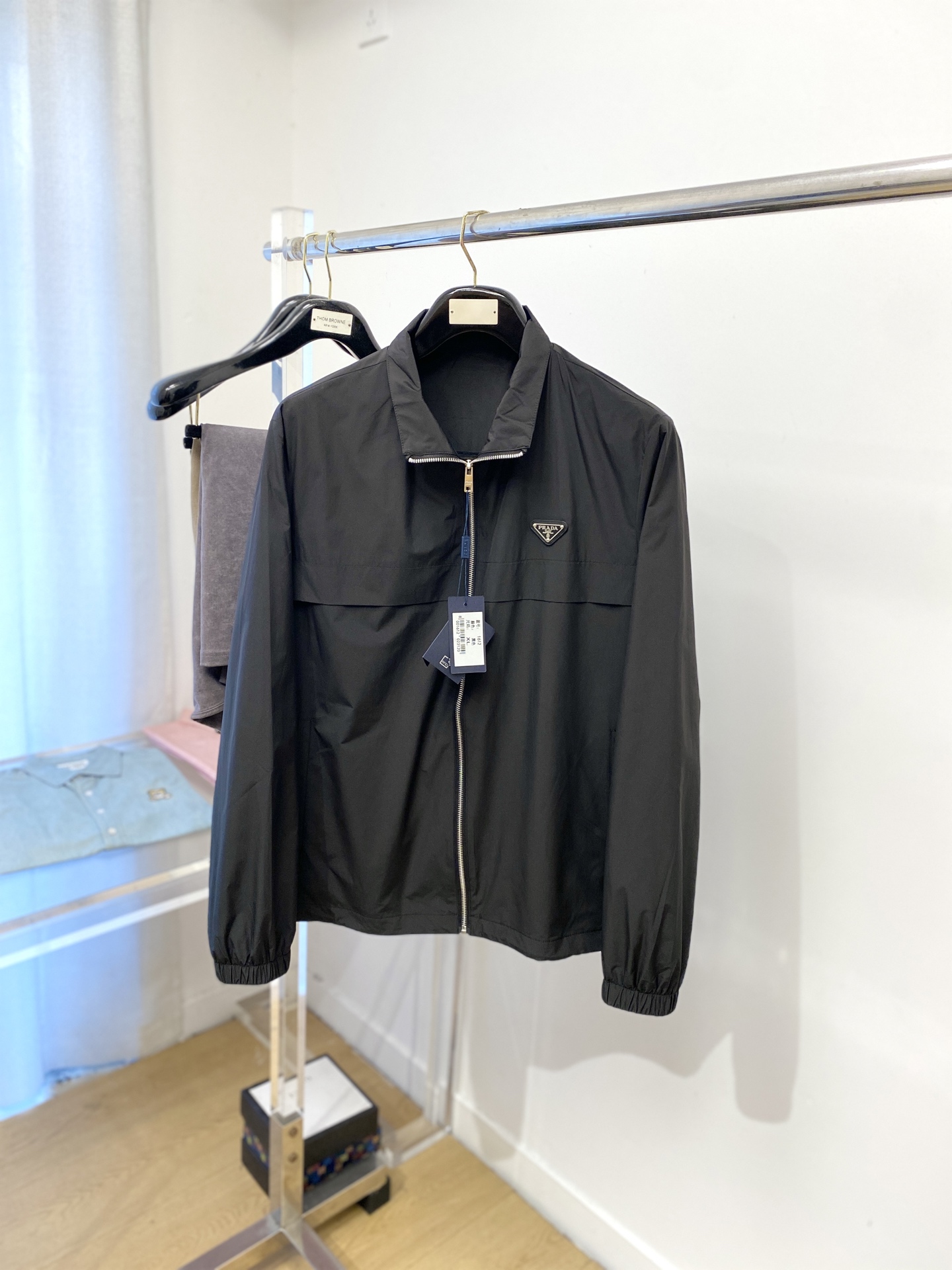 NO:516580,Prada, 2025 new jacket jacket, fashionable and handsome, simple and versatile style, chest hardware decorative triangle logo, customized original fabric, not only crisp, maintains the trendy silhouette, and is comfortable to wear, the yarn weaving is more delicate, the number M-4XL, prada, jackets & coats, jackets & coats, alexander wang19860909普拉达、2025新品夹克外套,时尚帅气,简约百搭款,胸前五金装饰三角标logo,定制原版面料,不仅挺括,保持潮流的廓形,又穿着舒适,纱织更细腻,码数M-4XL,,prada,jackets & coats,jackets & coats,alexander wang,Men's clothing