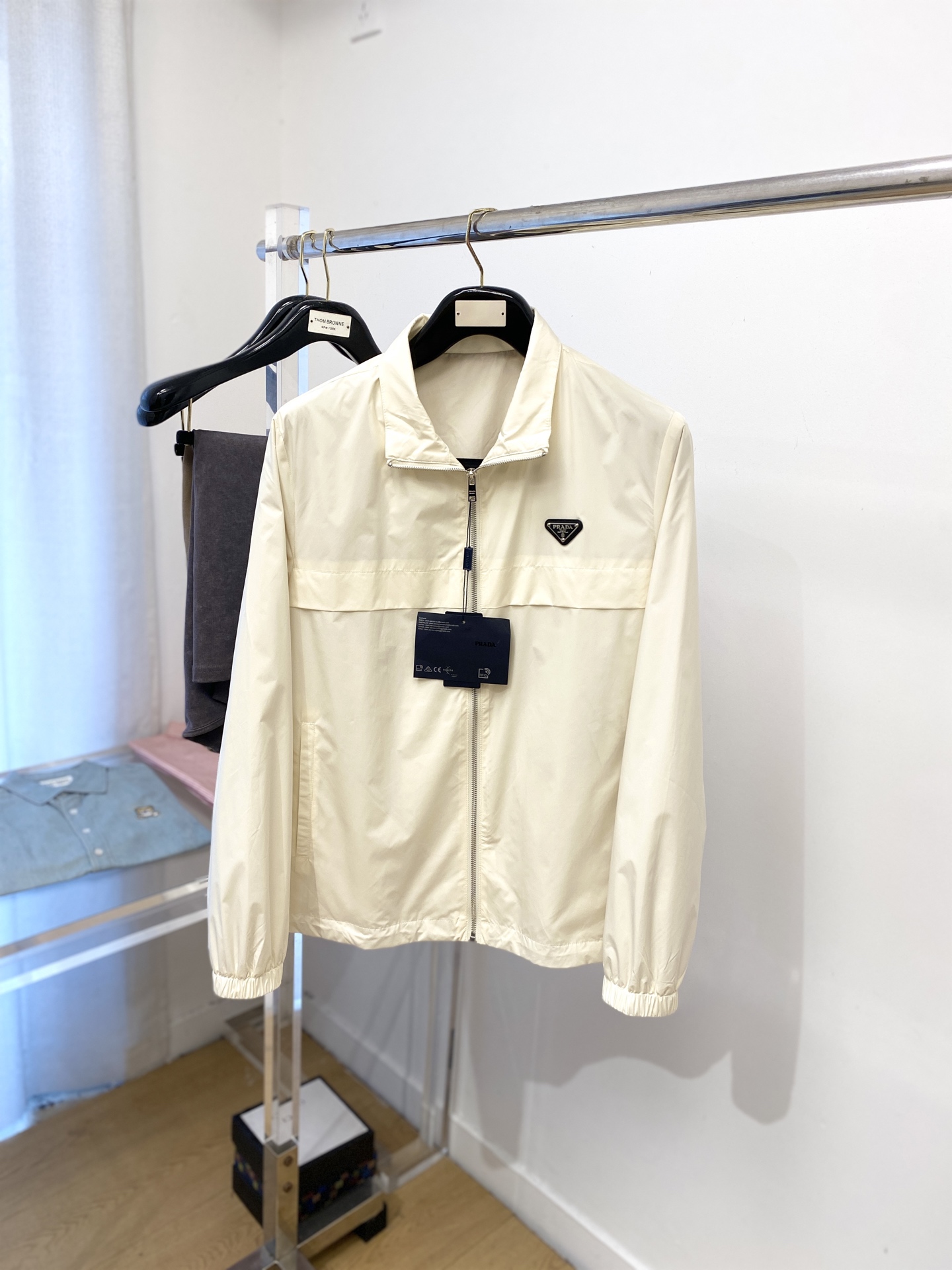 NO:573187,Prada, 2025 new jacket, fashionable and handsome, simple and versatile, hardware decorated with triangle logo on the chest, customized original fabric, not only stiff and keeping the trendy silhouette, but also comfortable to wear, the yarn is more delicate, size M-4XL,, prada,jackets & coats,jackets & coats,alexander wang19860909普拉达、2025新品夹克外套,时尚帅气,简约百搭款,胸前五金装饰三角标logo,定制原版面料,不仅挺括,保持潮流的廓形,又穿着舒适,纱织更细腻,码数M-4XL,,prada,jackets & coats,jackets & coats,alexander wang,Men's clothing