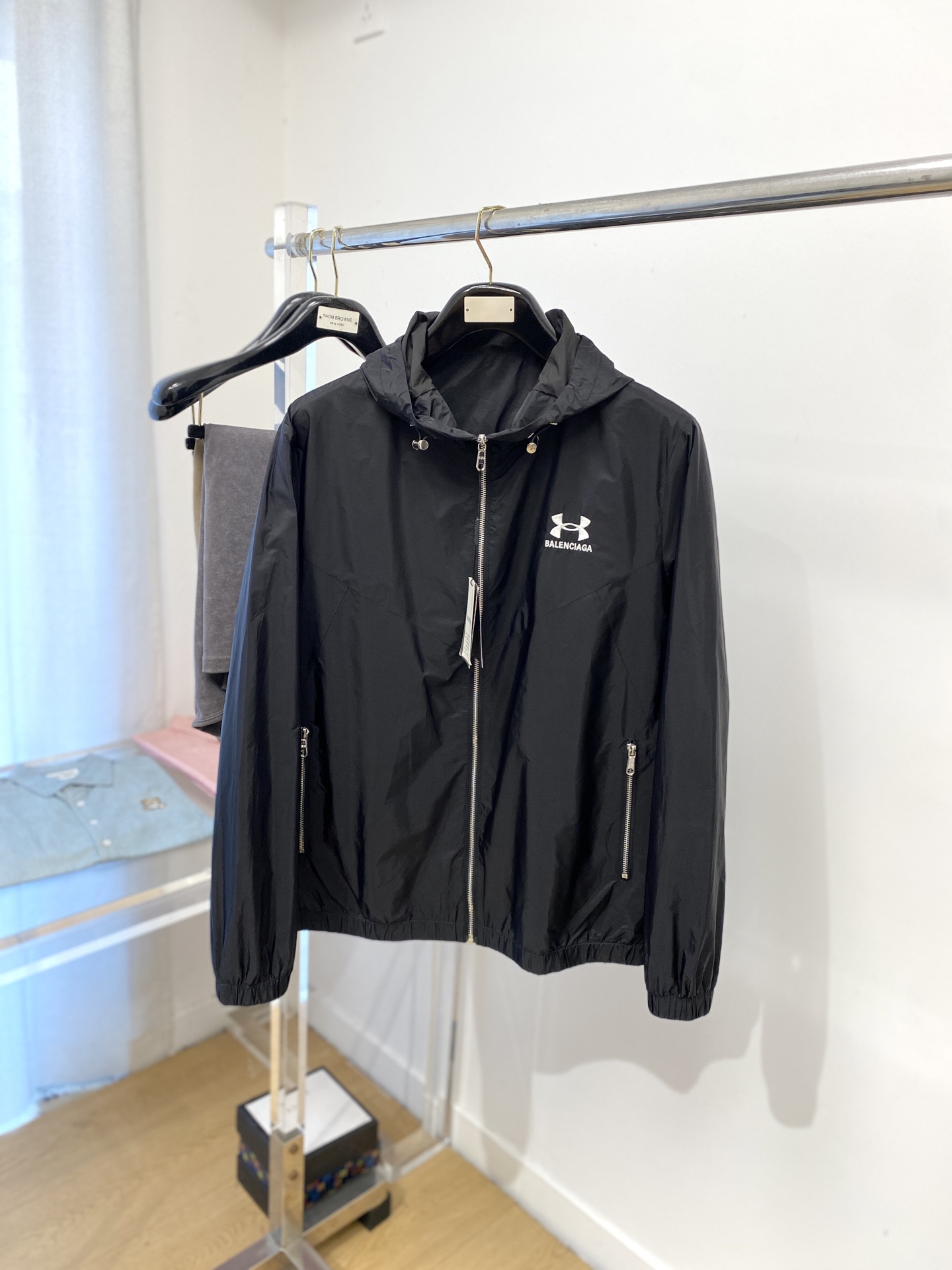 NO:516578,Balenciaga, 2025 new jacket jacket, fashionable and handsome, simple and versatile style, exquisite embroidered pattern letter logo on the chest, customized original fabric, not only crisp, maintains the trendy silhouette, and is comfortable to wear, the yarn weaving is more delicate, the number M-4XL, balenciaga, jackets & coats, jackets & coats, alexander wang19860909巴黎世家、2025新品夹克外套,时尚帅气,简约百搭款,胸前精致刺绣图案字母logo,定制原版面料,不仅挺括,保持潮流的廓形,又穿着舒适,纱织更细腻,码数M-4XL,,balenciaga,jackets & coats,jackets & coats,alexander wang,Men's clothing