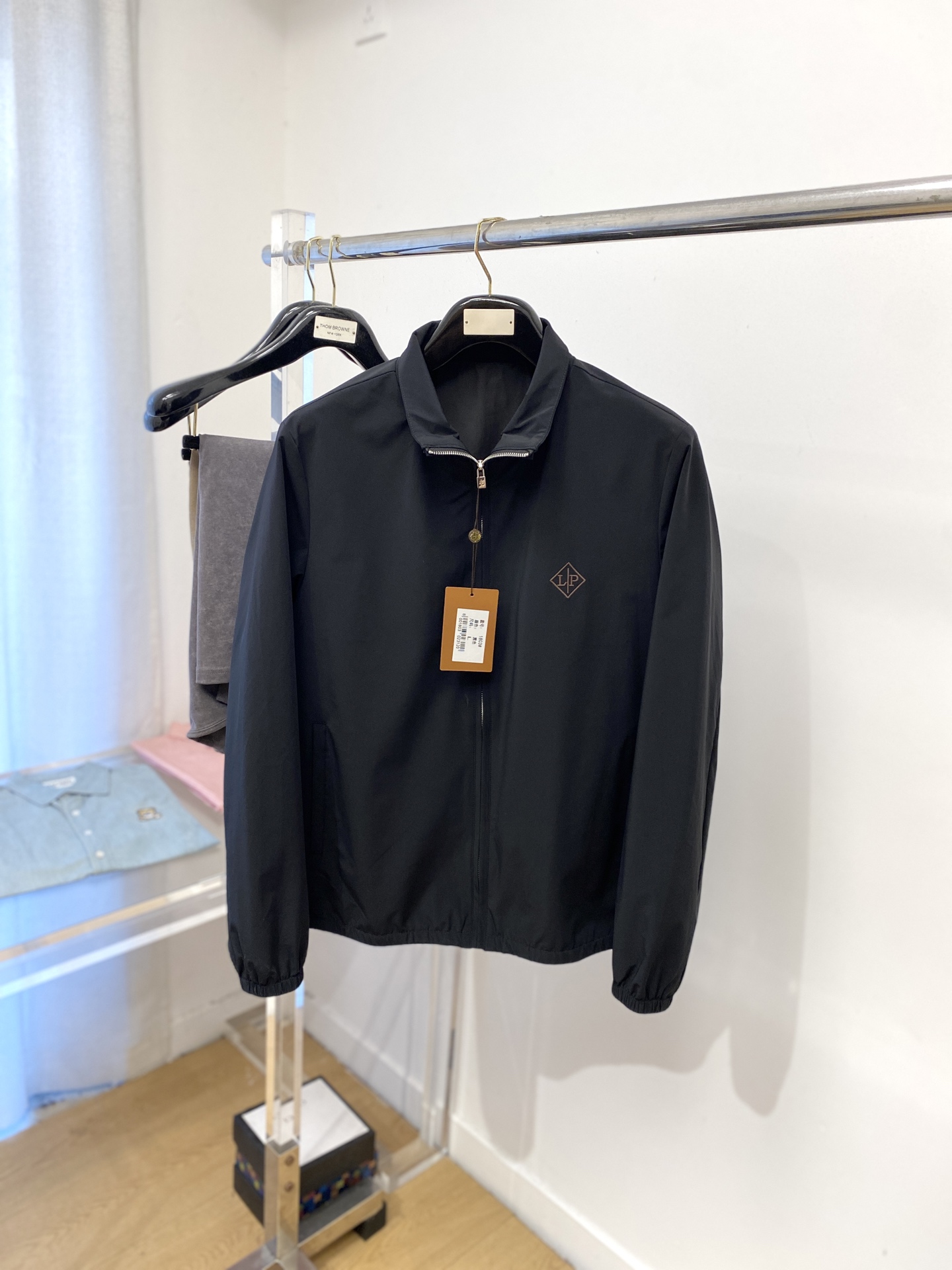 NO:516576,LP, 2025 new jacket jacket, fashionable and handsome, simple and versatile style, exquisite embroidered letter logo on the chest, customized original fabric, not only crisp, maintains the trendy silhouette, and is comfortable to wear, and the yarn weaving is more delicate, code number M-4XL, loro piano, jackets & coats, jackets & coats, alexander wang19860909LP、2025新品夹克外套,时尚帅气,简约百搭款,胸前精致刺绣字母logo,定制原版面料,不仅挺括,保持潮流的廓形,又穿着舒适,纱织更细腻,码数M-4XL,,loro piana,jackets & coats,jackets & coats,alexander wang,Men's clothing