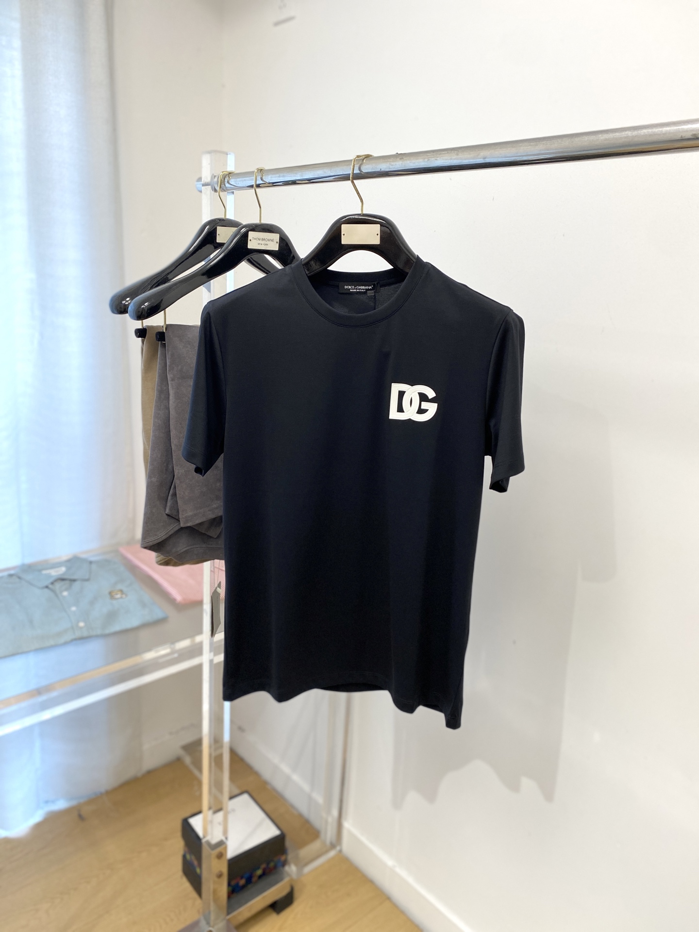 NO:516534,DG, 2025 new short-sleeved T-shirt, handsome and fashionable, top-grade printed letter logo on the chest, simple and versatile style. Fabric cotton is not only crisp, maintains the trendy silhouette, but also comfortable to wear, and the yarn is more delicate, the number M-3XL, T-shirt,tees, t-shirt,alexander wang19860909DG、2025新品短袖T恤,帅气时尚,胸前顶级印胶字母logo,简约百搭款.面料棉 不仅挺括,保持潮流的廓形,又穿着舒适,纱织更细腻,码数M-3XL,,T-shirt,tees，t-shirt,alexander wang,Men's clothing