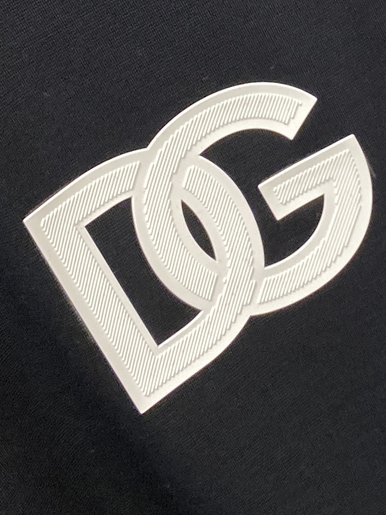 DG、2025新品短袖T恤，帅气时尚，胸前顶级印胶字母logo，简约百搭款。面料棉 不仅挺括，保持潮流的