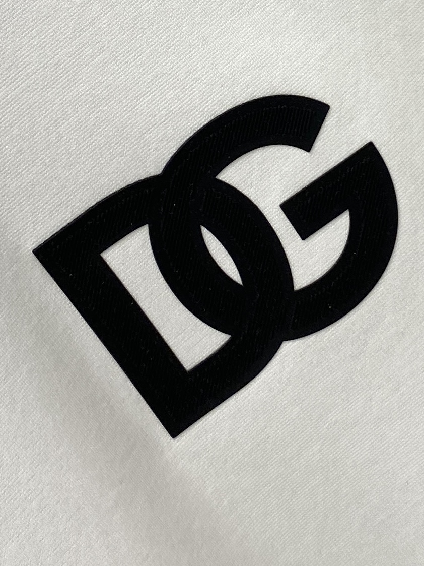 DG、2025新品短袖T恤，帅气时尚，胸前顶级印胶字母logo，简约百搭款。面料棉 不仅挺括，保持潮流的