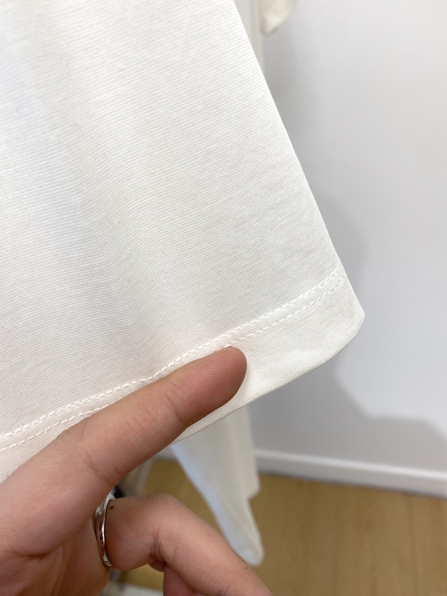 DG、2025新品短袖T恤，帅气时尚，胸前顶级印胶字母logo，简约百搭款。面料棉 不仅挺括，保持潮流的