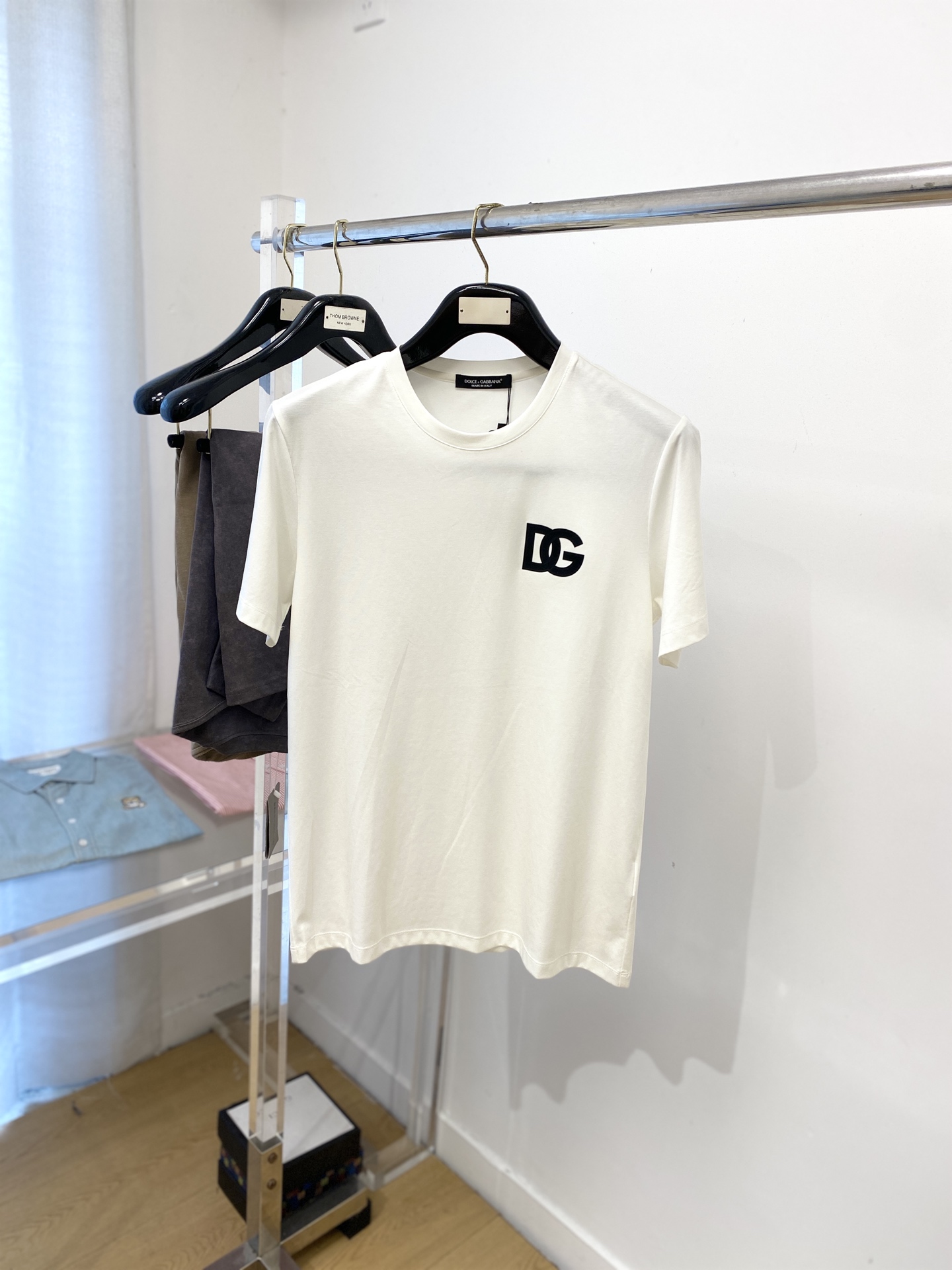 NO:516617,DG, 2025 new short-sleeved T-shirt, handsome and fashionable, top-grade printed letter logo on the chest, simple and versatile style. Fabric cotton is not only crisp, maintains the trendy silhouette, but also comfortable to wear, and the yarn is more delicate, the number M-3XL, T-shirt,tees, t-shirt,alexander wang19860909DG、2025新品短袖T恤,帅气时尚,胸前顶级印胶字母logo,简约百搭款.面料棉 不仅挺括,保持潮流的廓形,又穿着舒适,纱织更细腻,码数M-3XL,,T-shirt,tees，t-shirt,alexander wang,Men's clothing