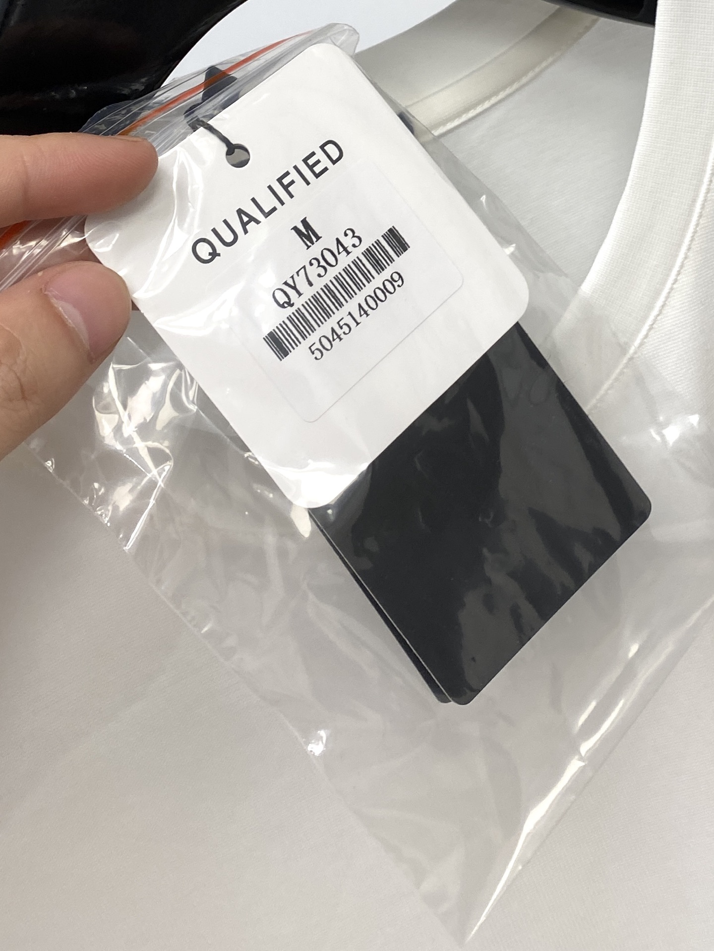 芬迪、2025新品短袖T恤，帅气时尚，胸前顶级凹凸印胶字母logo，简约百搭款。面料棉 不仅挺括，保持潮