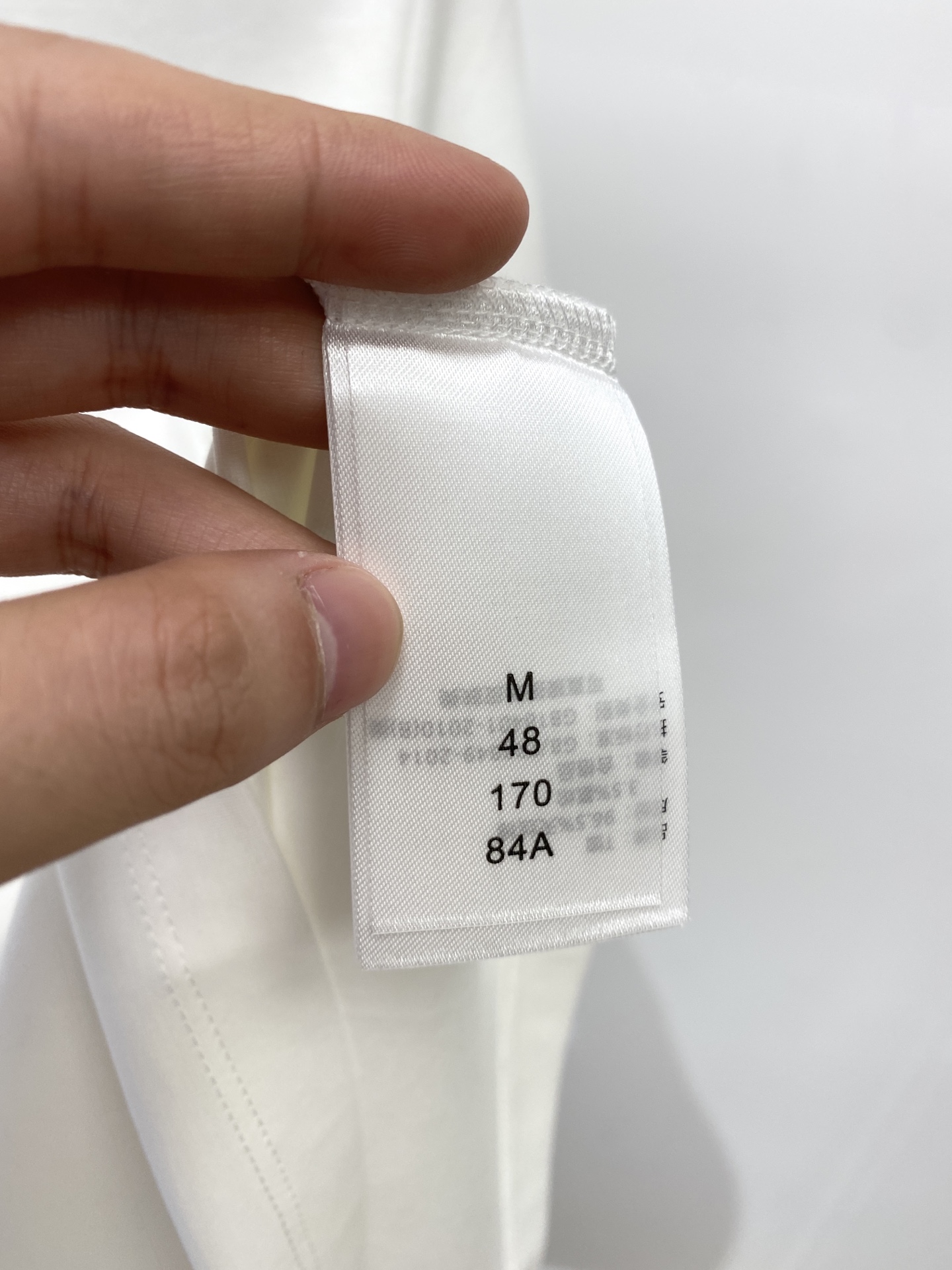 芬迪、2025新品短袖T恤，帅气时尚，胸前顶级凹凸印胶字母logo，简约百搭款。面料棉 不仅挺括，保持潮