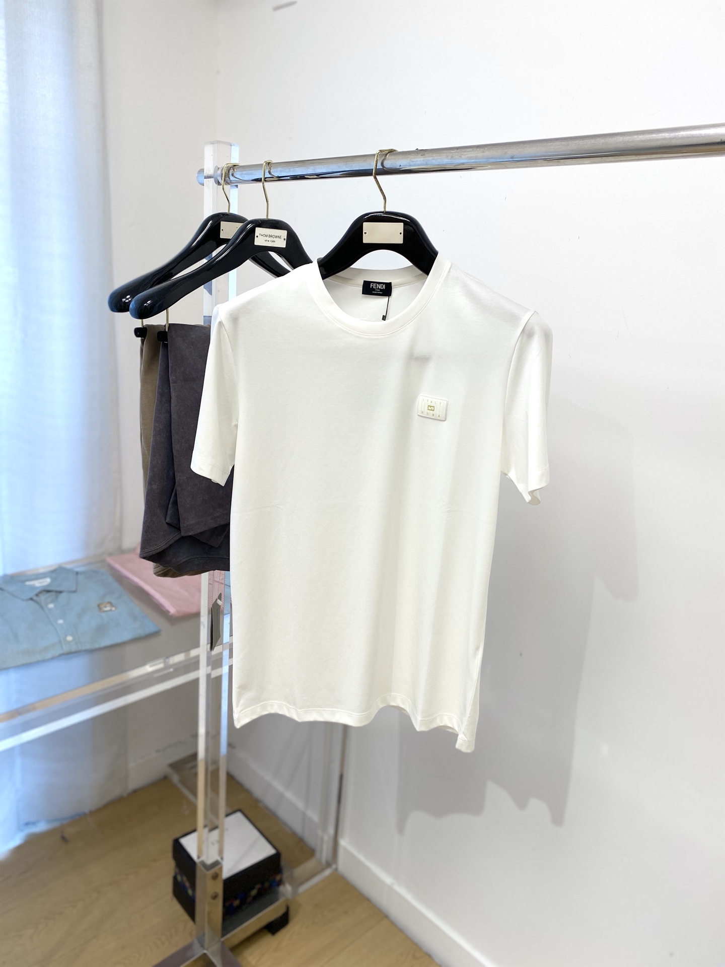 NO:516611,Fendi, 2025 new short-sleeved T-shirt, handsome and fashionable, top-grade concave and embossed letter logo on the chest, simple and versatile style. The fabric cotton is not only crisp, maintains the trendy silhouette, but also comfortable to wear, and the yarn is more delicate, the number M-3XL, fendi, T-shirt, tees, t-shirt, alexander wang19860909芬迪、2025新品短袖T恤,帅气时尚,胸前顶级凹凸印胶字母logo,简约百搭款.面料棉 不仅挺括,保持潮流的廓形,又穿着舒适,纱织更细腻,码数M-3XL,,fendi,T-shirt,tees，t-shirt,alexander wang,Men's clothing