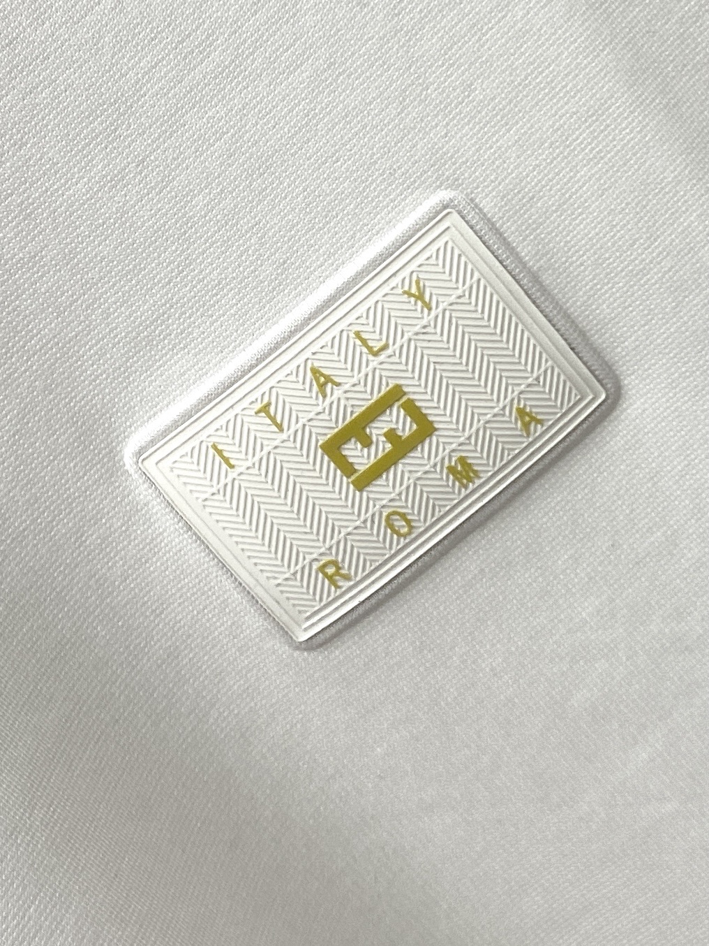 芬迪、2025新品短袖T恤，帅气时尚，胸前顶级凹凸印胶字母logo，简约百搭款。面料棉 不仅挺括，保持潮