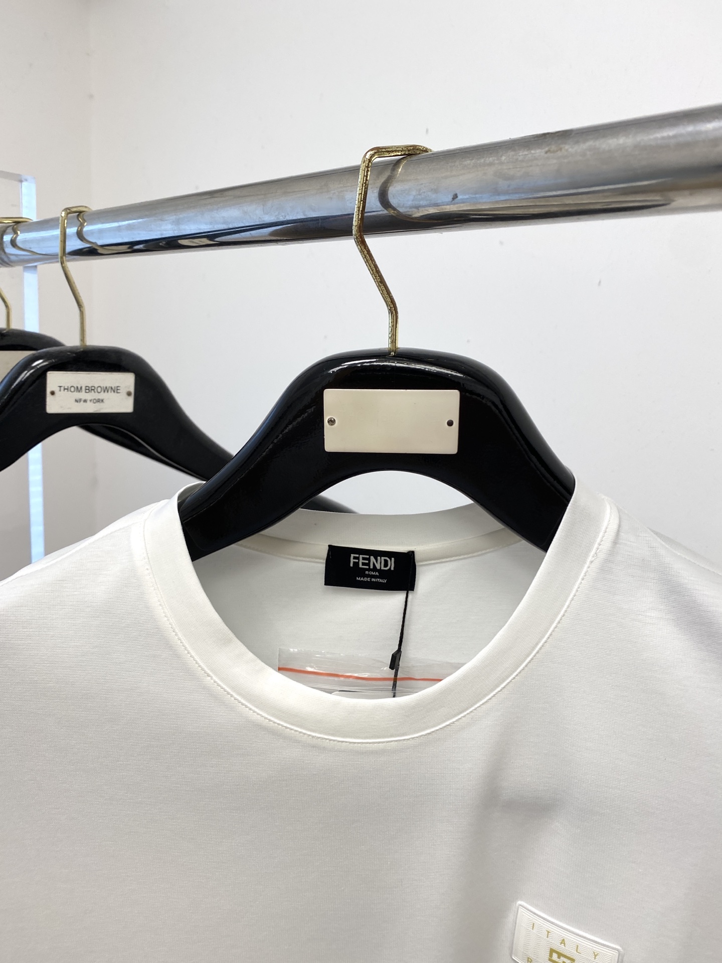 芬迪、2025新品短袖T恤，帅气时尚，胸前顶级凹凸印胶字母logo，简约百搭款。面料棉 不仅挺括，保持潮