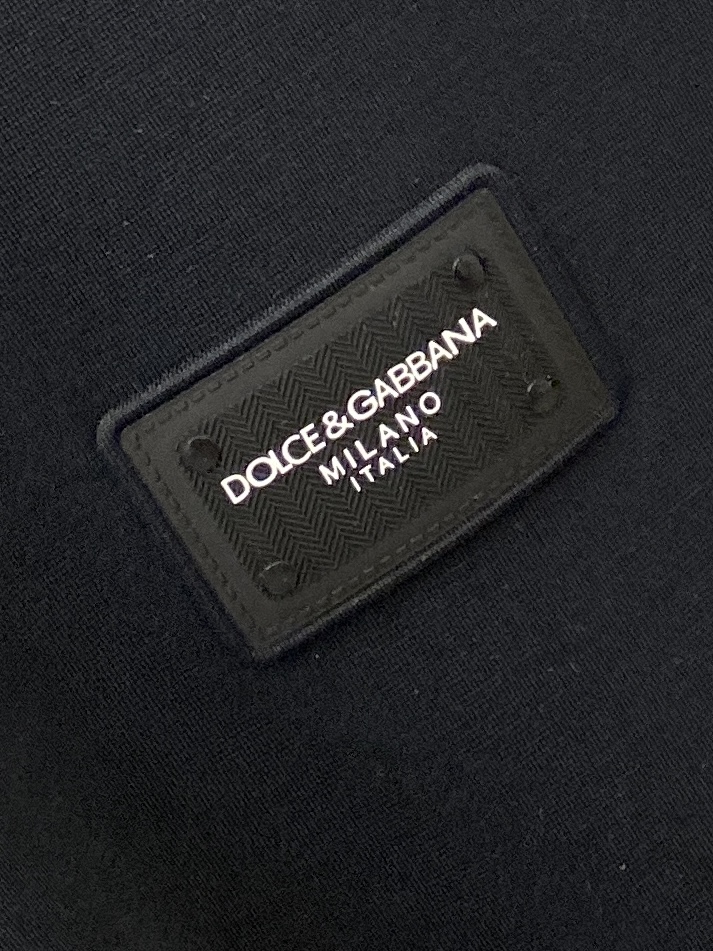 DG、2025新品短袖T恤，帅气时尚，胸前设计凹凸印胶字母logo，简约百搭款。面料棉 不仅挺括，保持潮