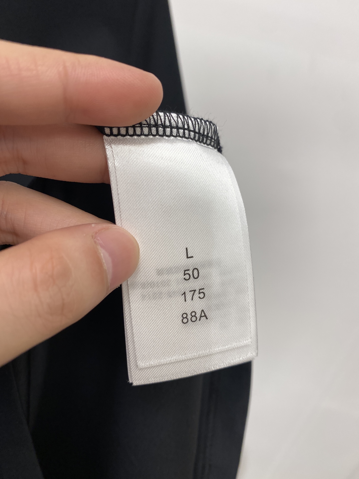 DG、2025新品短袖T恤，帅气时尚，胸前设计凹凸印胶字母logo，简约百搭款。面料棉 不仅挺括，保持潮