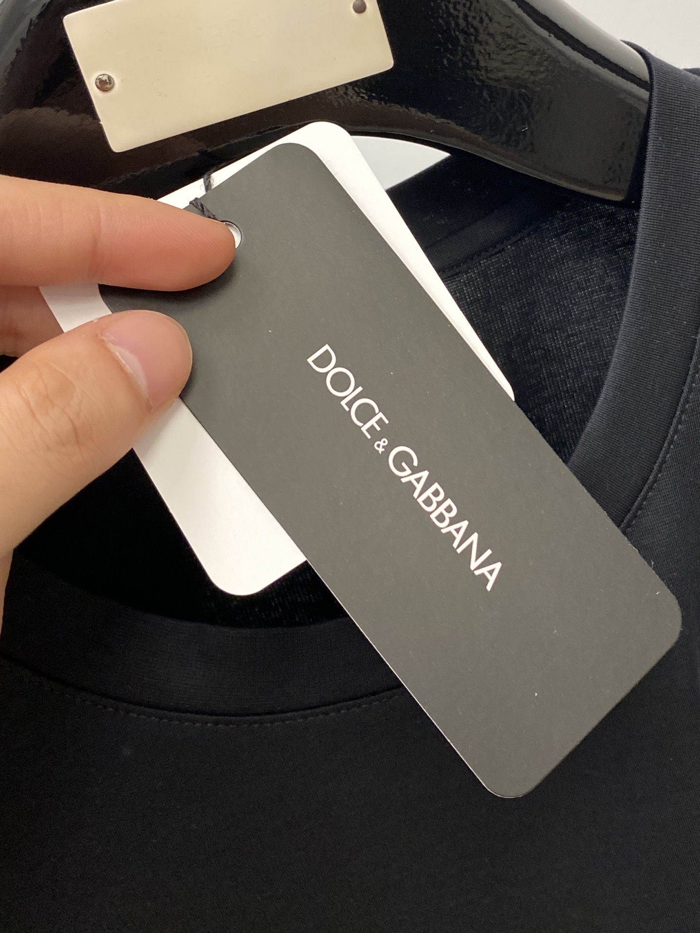 DG、2025新品短袖T恤，帅气时尚，胸前设计凹凸印胶字母logo，简约百搭款。面料棉 不仅挺括，保持潮