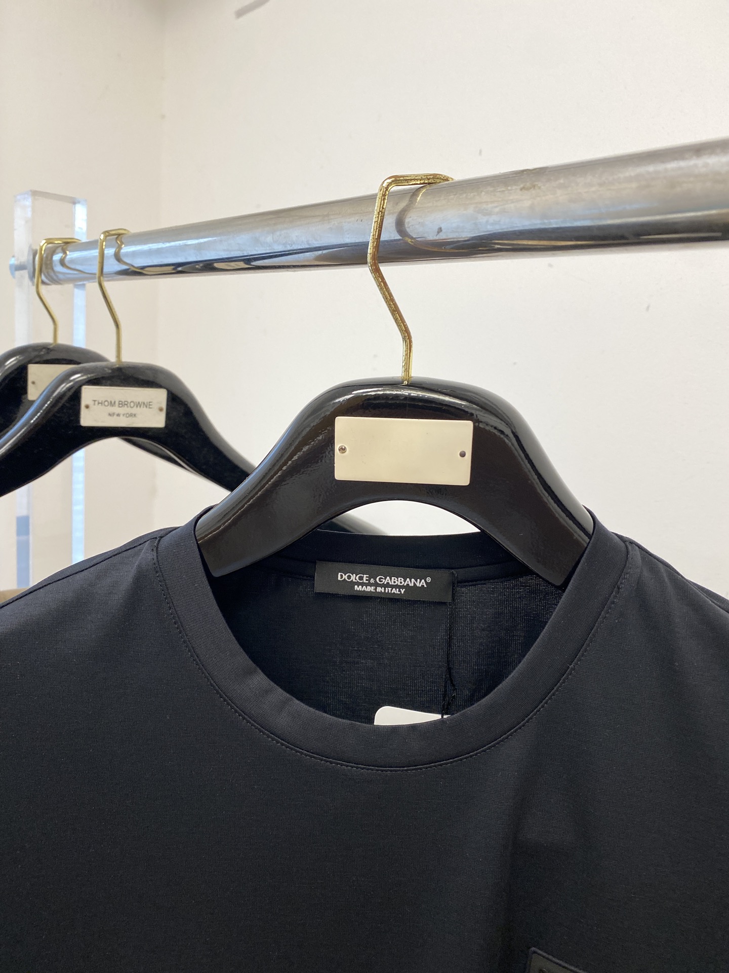 DG、2025新品短袖T恤，帅气时尚，胸前设计凹凸印胶字母logo，简约百搭款。面料棉 不仅挺括，保持潮