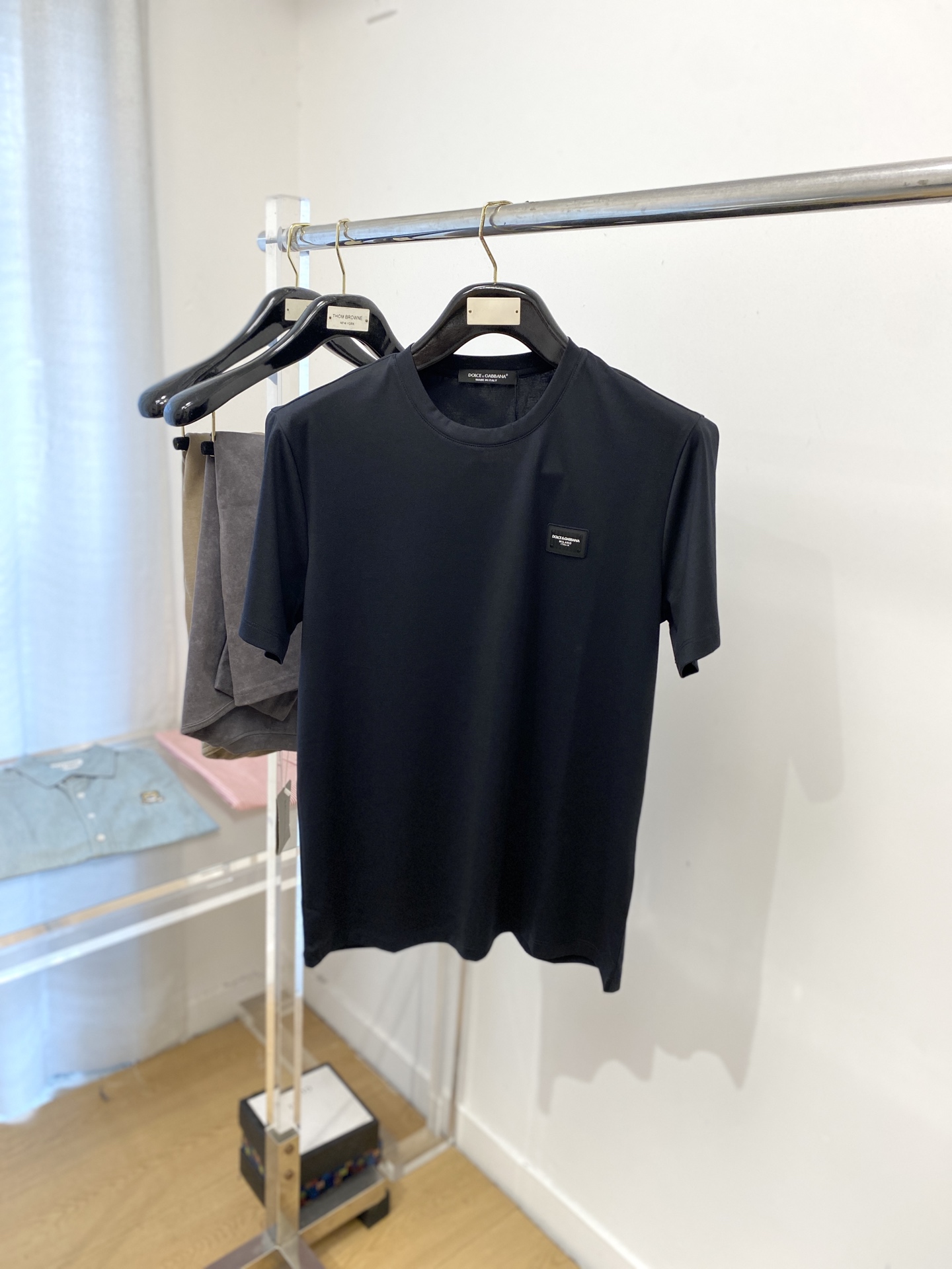 NO:516608,DG, 2025 new short-sleeved T-shirt, handsome and fashionable, chest design, bump-printed letter logo, simple and versatile style. Fabric cotton is not only crisp, maintains a fashionable silhouette, but also comfortable to wear, and the yarn is more delicate, the number M-3XL, T-shirt,tees, t-shirt,alexander wang19860909DG、2025新品短袖T恤,帅气时尚,胸前设计凹凸印胶字母logo,简约百搭款.面料棉 不仅挺括,保持潮流的廓形,又穿着舒适,纱织更细腻,码数M-3XL,,T-shirt,tees，t-shirt,alexander wang,Men's clothing