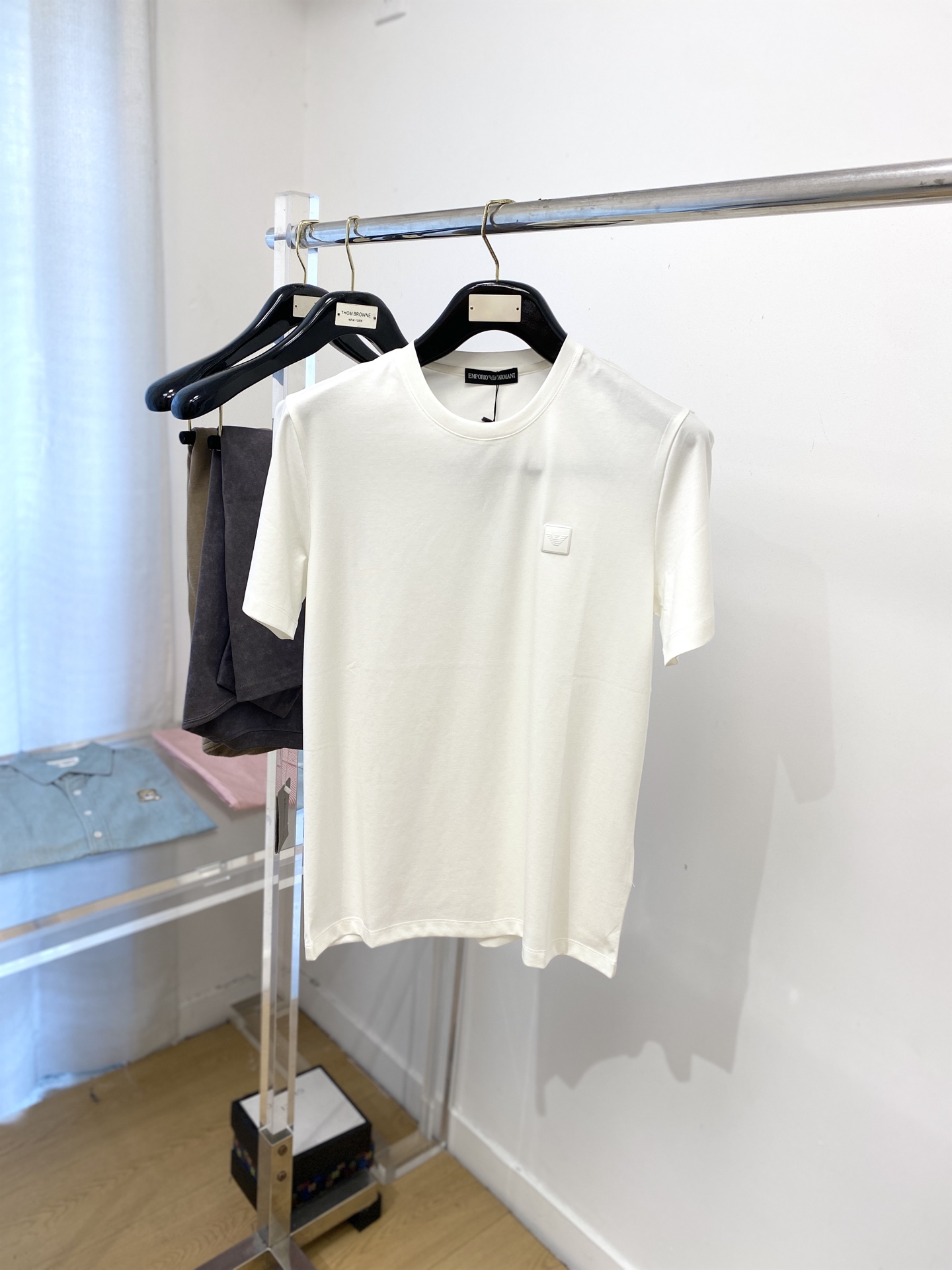 NO:516532,Armani, 2025 new short-sleeved T-shirt, handsome and fashionable, chest design, embossed glue pattern logo, simple and versatile. Fabric cotton is not only crisp, maintains a fashionable silhouette, but also comfortable to wear, and the yarn is more delicate, the number M-3XL,,armani, T-shirt,tees, t-shirt,alexander wang19860909阿玛尼、2025新品短袖T恤,帅气时尚,胸前设计凹凸印胶图案logo,简约百搭款.面料棉 不仅挺括,保持潮流的廓形,又穿着舒适,纱织更细腻,码数M-3XL,,armani,T-shirt,tees，t-shirt,alexander wang,Men's clothing