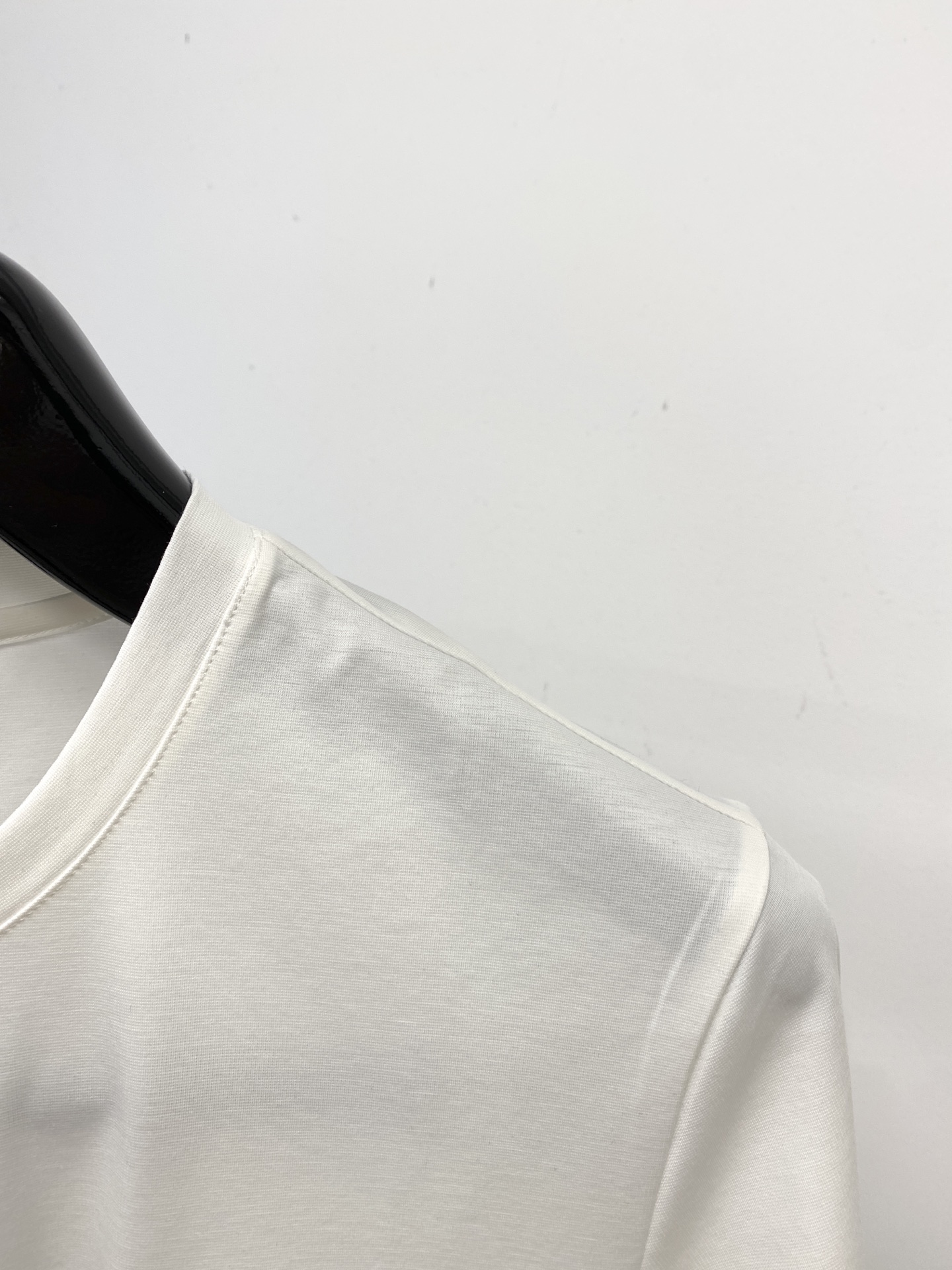 阿玛尼、2025新品短袖T恤，帅气时尚，胸前设计凹凸印胶图案logo，简约百搭款。面料棉 不仅挺括，保持