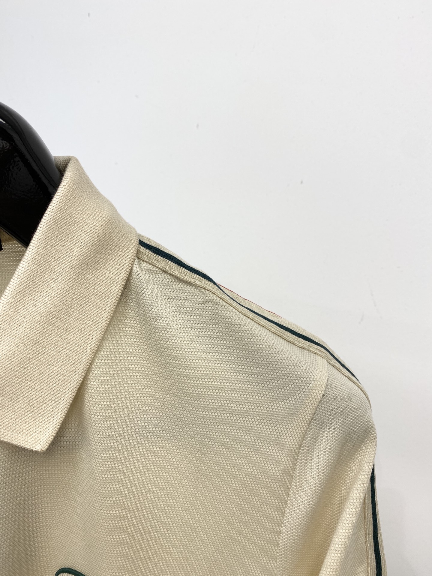 古奇、2025新品短袖T恤，帅气时尚，胸前精致刺绣字母logo，简约百搭款。面料棉 不仅挺括，保持潮流的