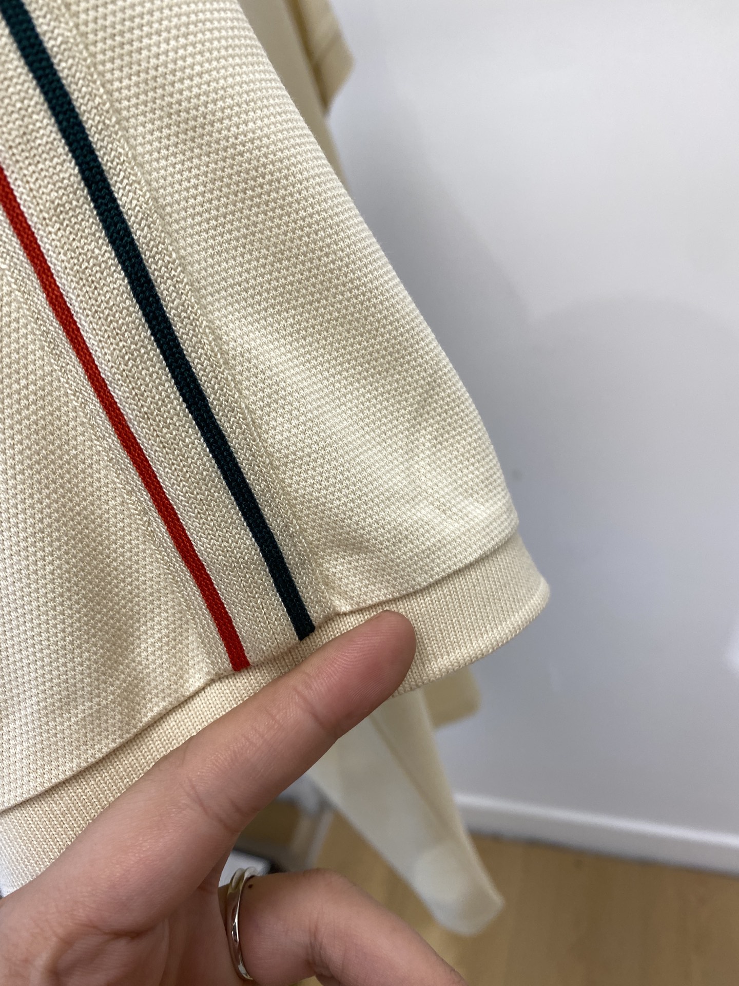 古奇、2025新品短袖T恤，帅气时尚，胸前精致刺绣字母logo，简约百搭款。面料棉 不仅挺括，保持潮流的