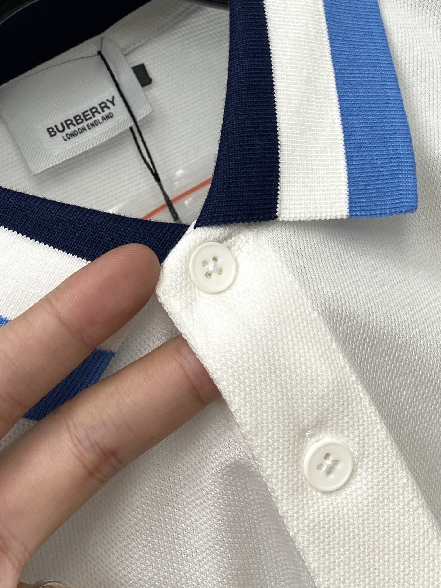 巴宝莉、2025新品短袖T恤，帅气时尚，胸前精致刺绣图案logo，简约百搭款。面料棉 不仅挺括，保持潮流