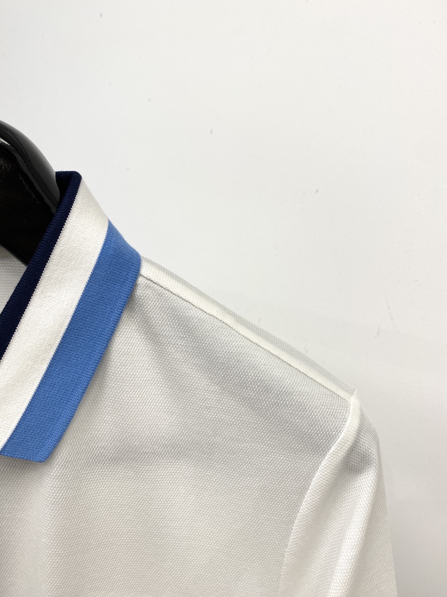 巴宝莉、2025新品短袖T恤，帅气时尚，胸前精致刺绣图案logo，简约百搭款。面料棉 不仅挺括，保持潮流